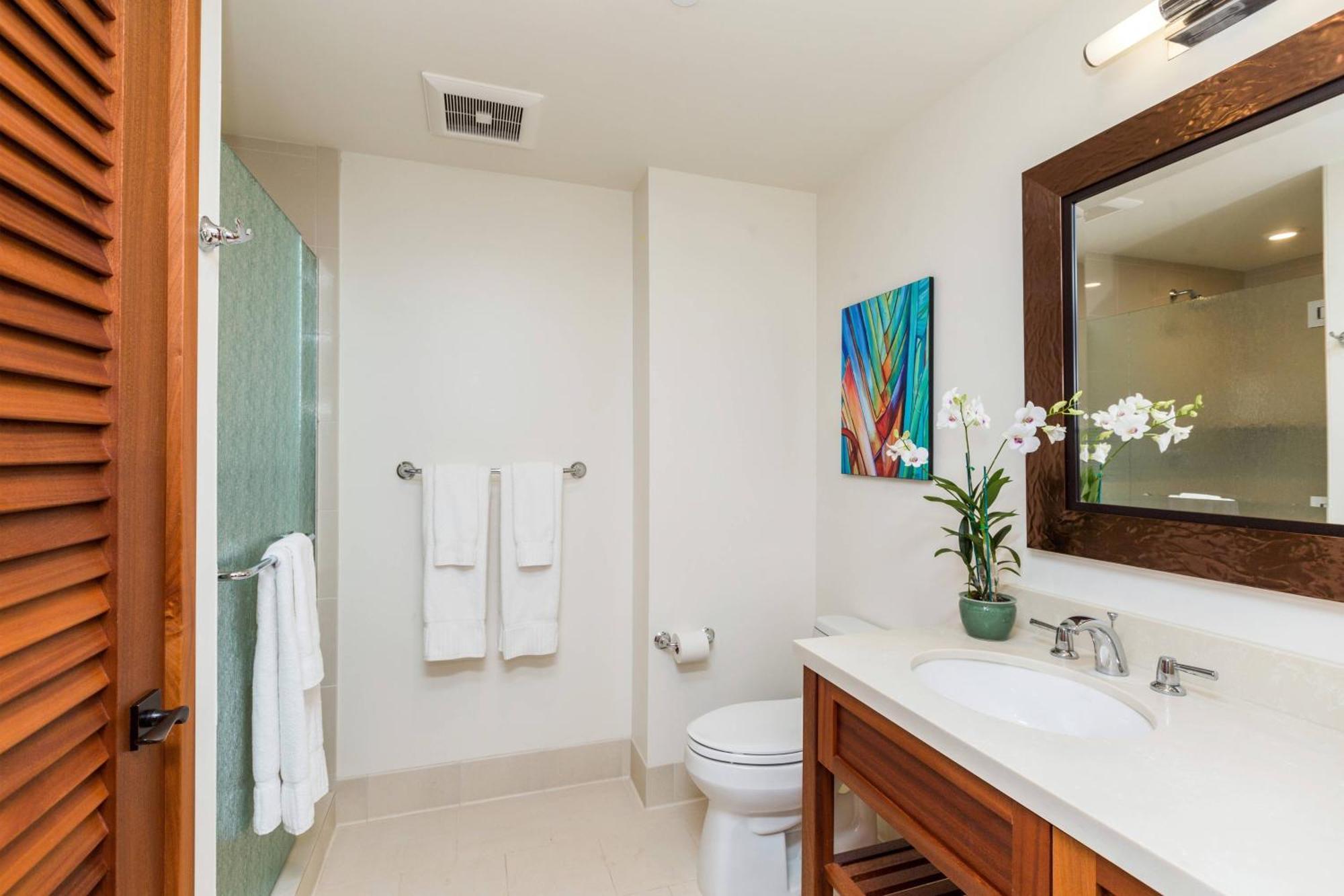 Studio King Room with Sofa Bed/Coastline View/Balcony - Mobility/Hearing Accessible with Transfer Shower