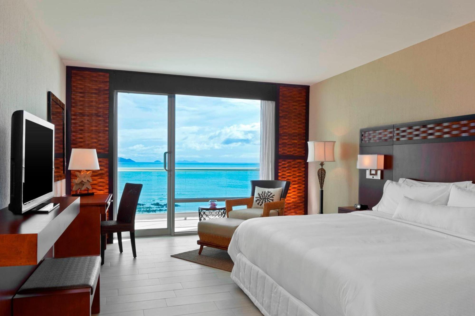 Deluxe, Guest room, 1 King, Ocean view, Balcony