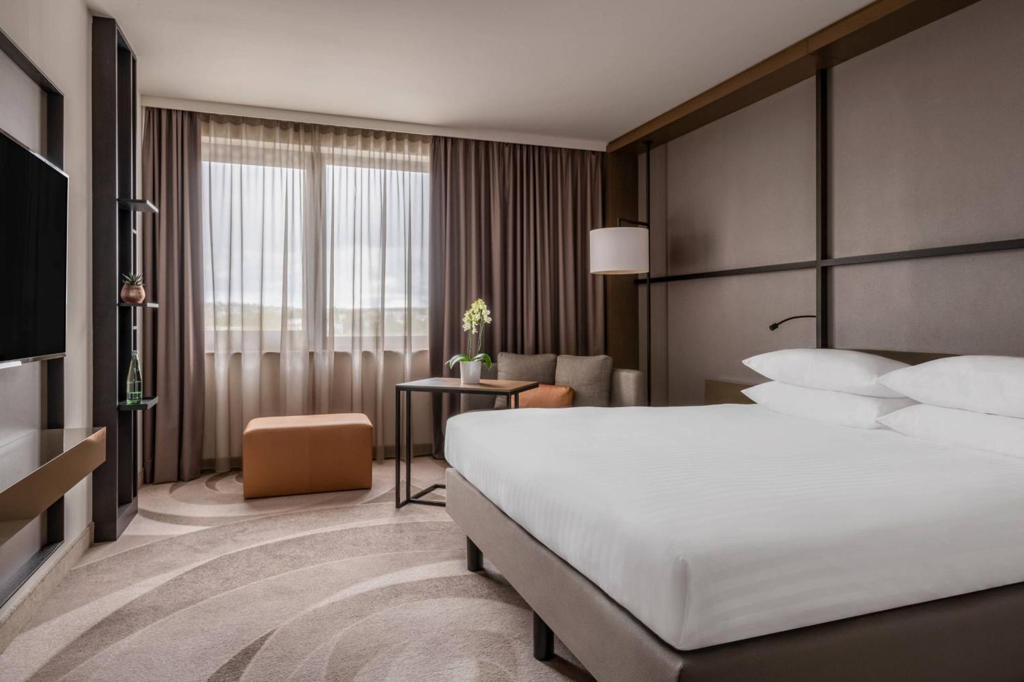 Executive Room Executive lounge access Guest room 1 King,1403728970:JPEG