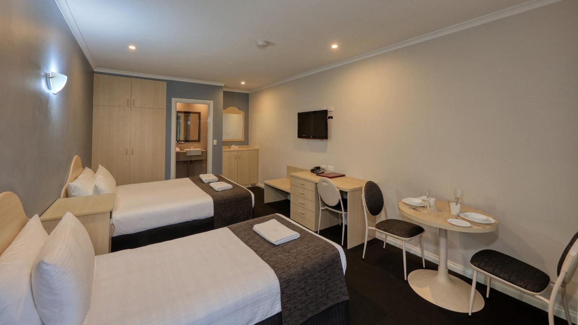 Standard Queen Room with Single Bed