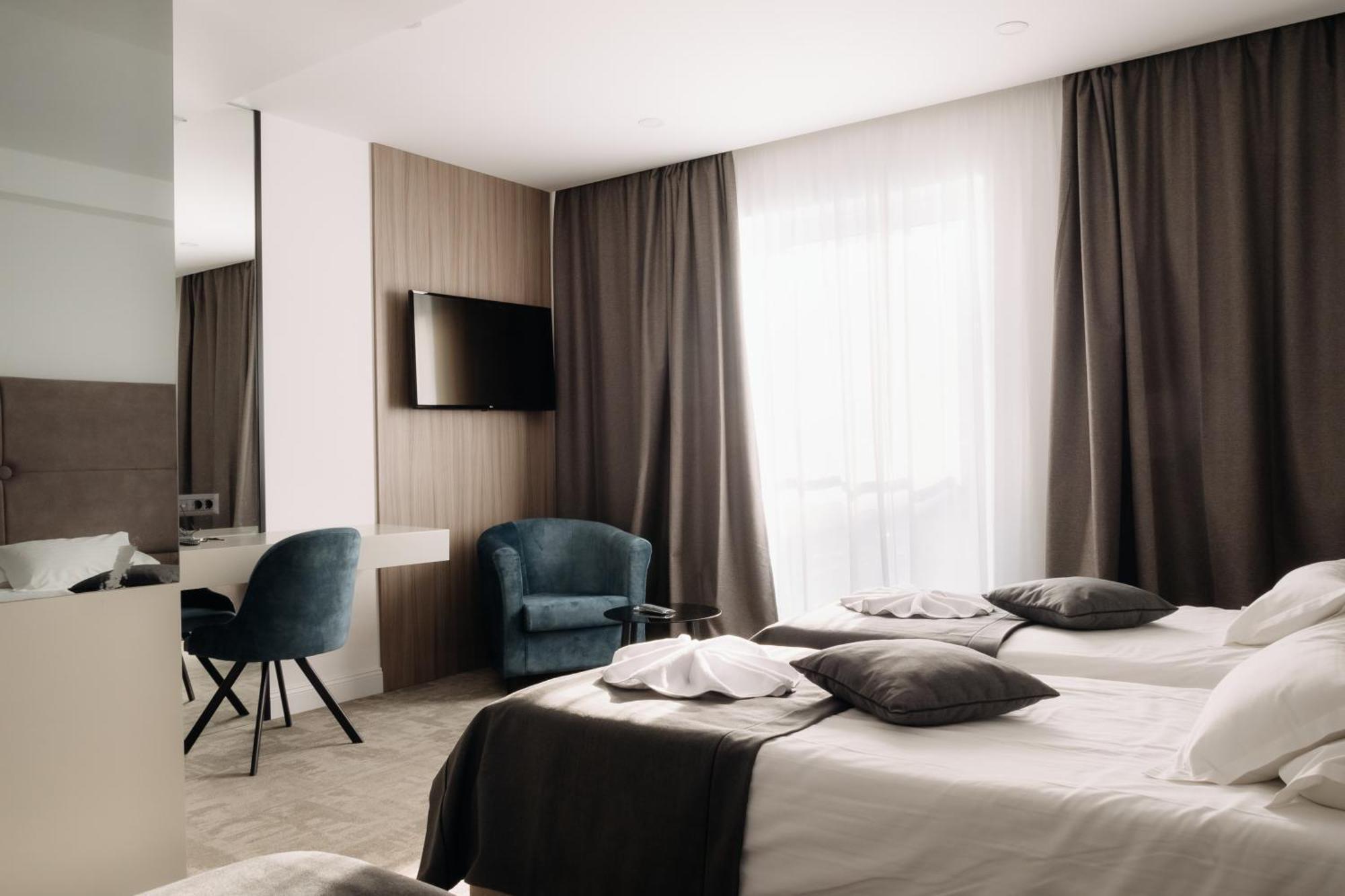 Deluxe Triple Room Partial Sea View