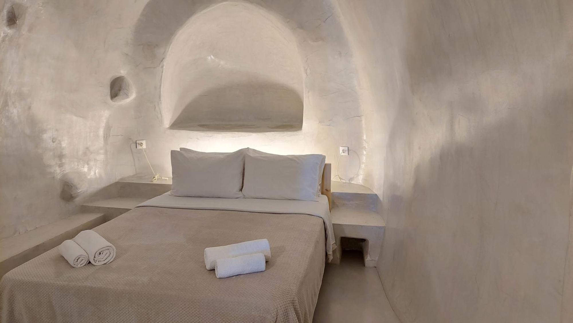 Traditional Cave House Caldera View,1557537106:JPEG