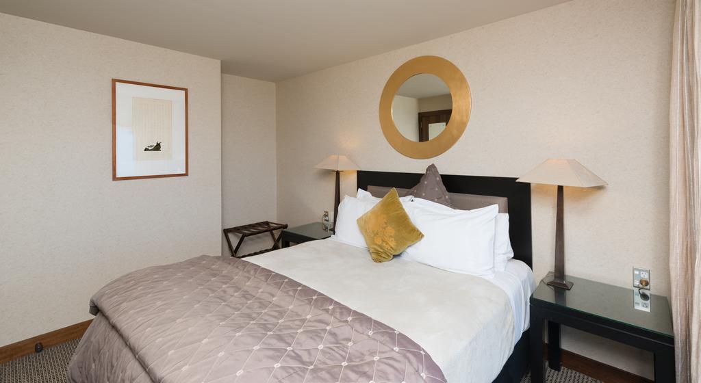 Junior Queen Suite