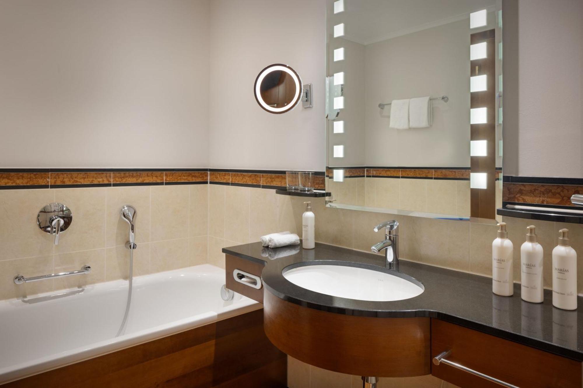 Comfort Twin Room with Two Twin Beds and Garden View