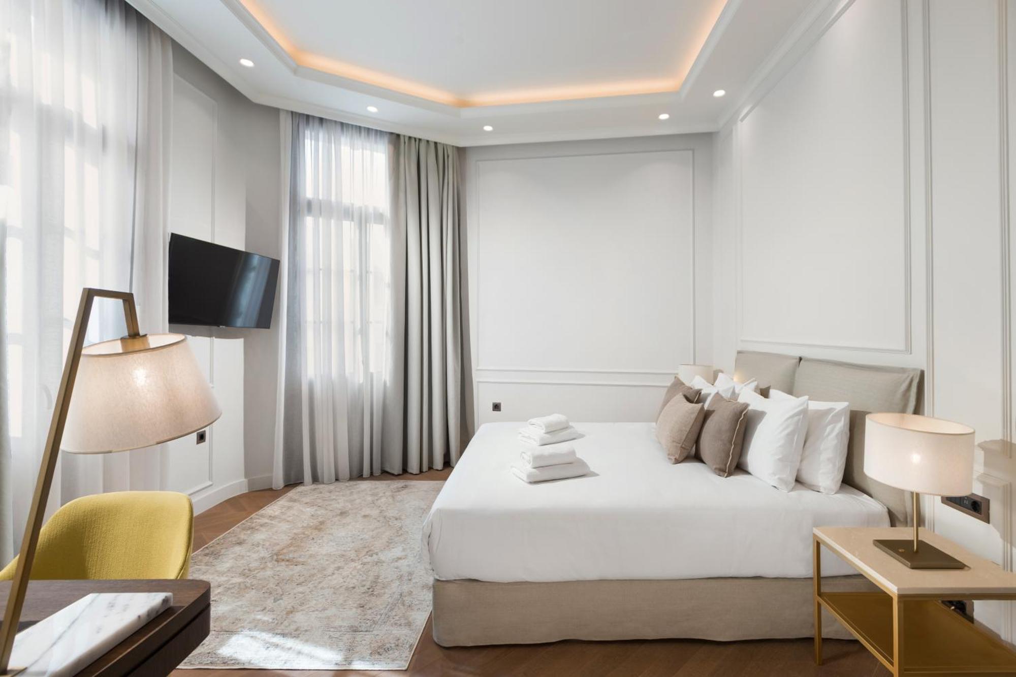 Elegant Room with Balcony (Residence)