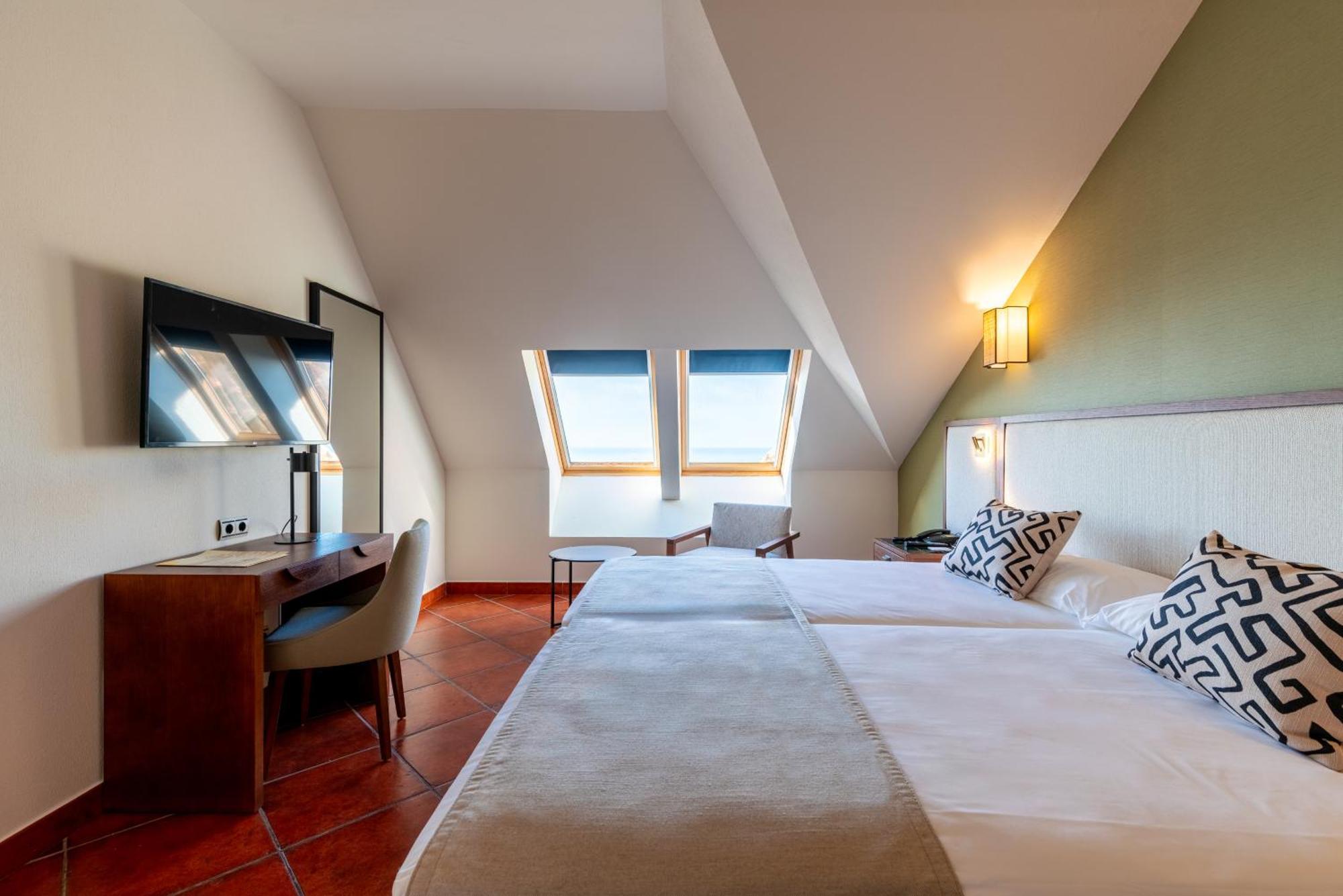 Double room sloping ceilings,1572628949:JPEG