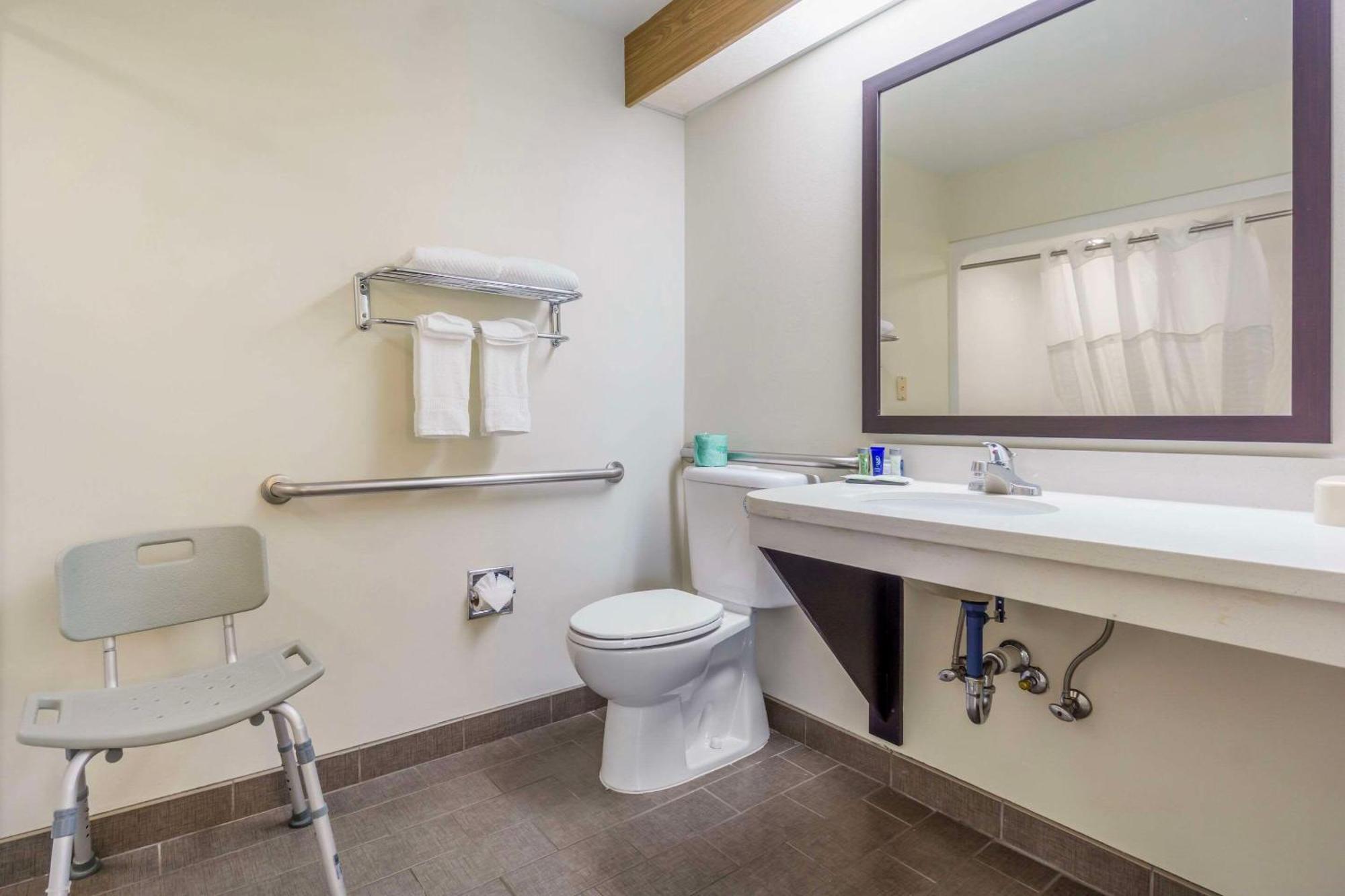 Queen Room with Tub - Accessible/Non-Smoking