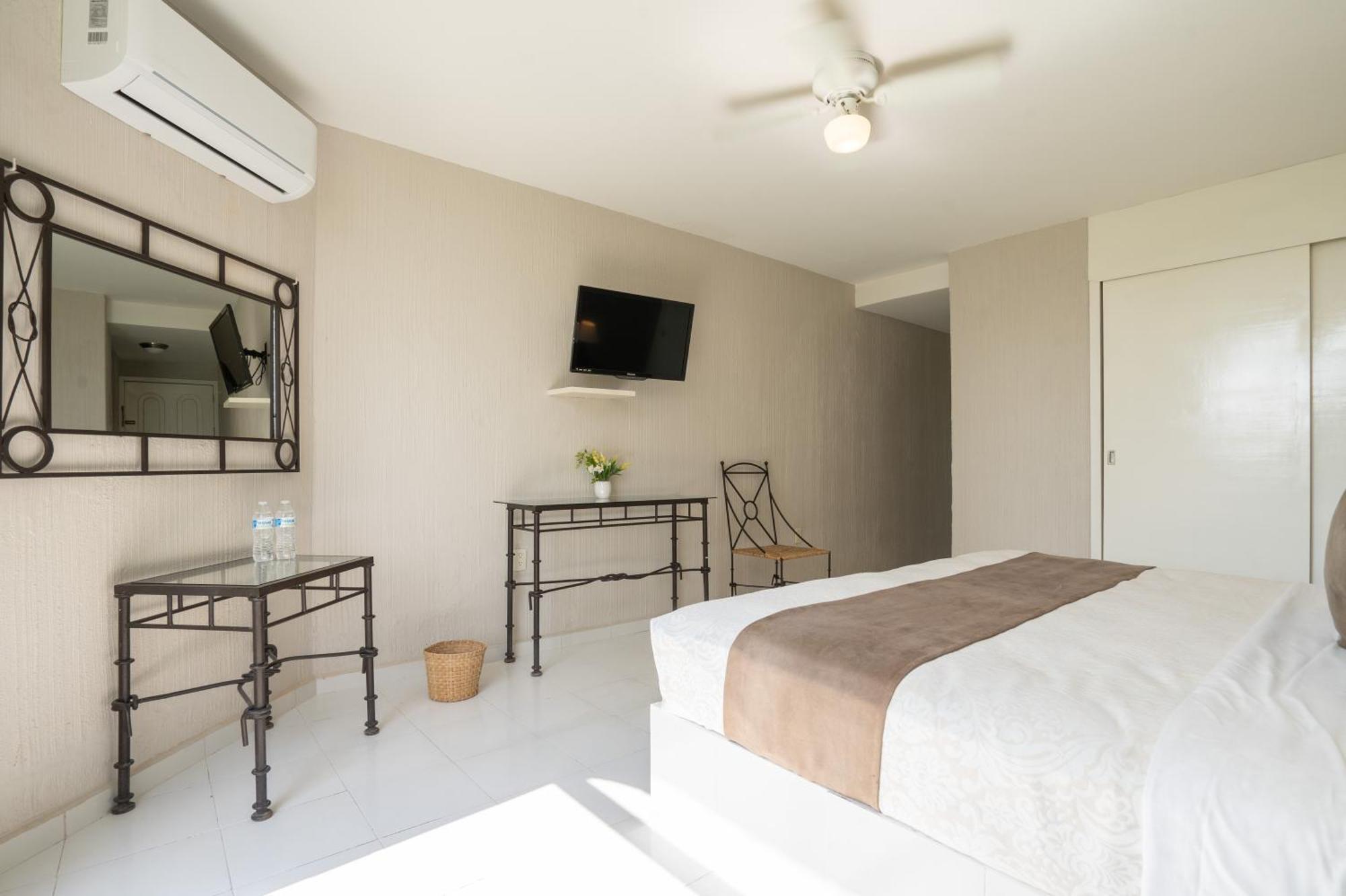 Habitación con cama extragrande y vistas al jardín