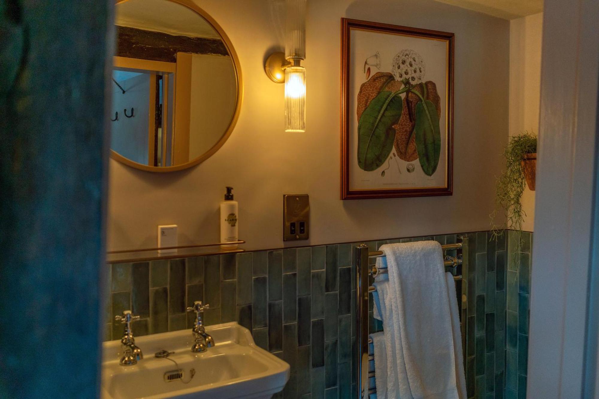 Superior Queen Room Monmouth- George Inn