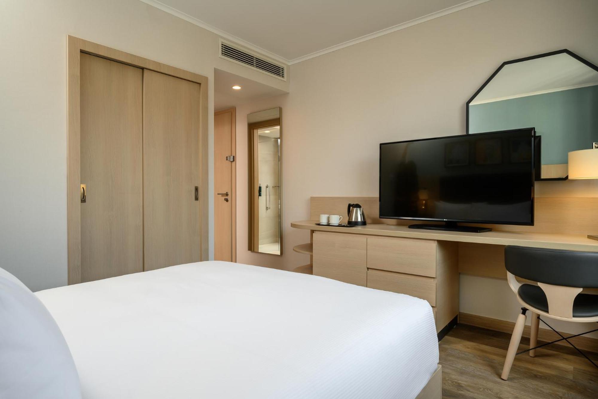 Queen Guest Room