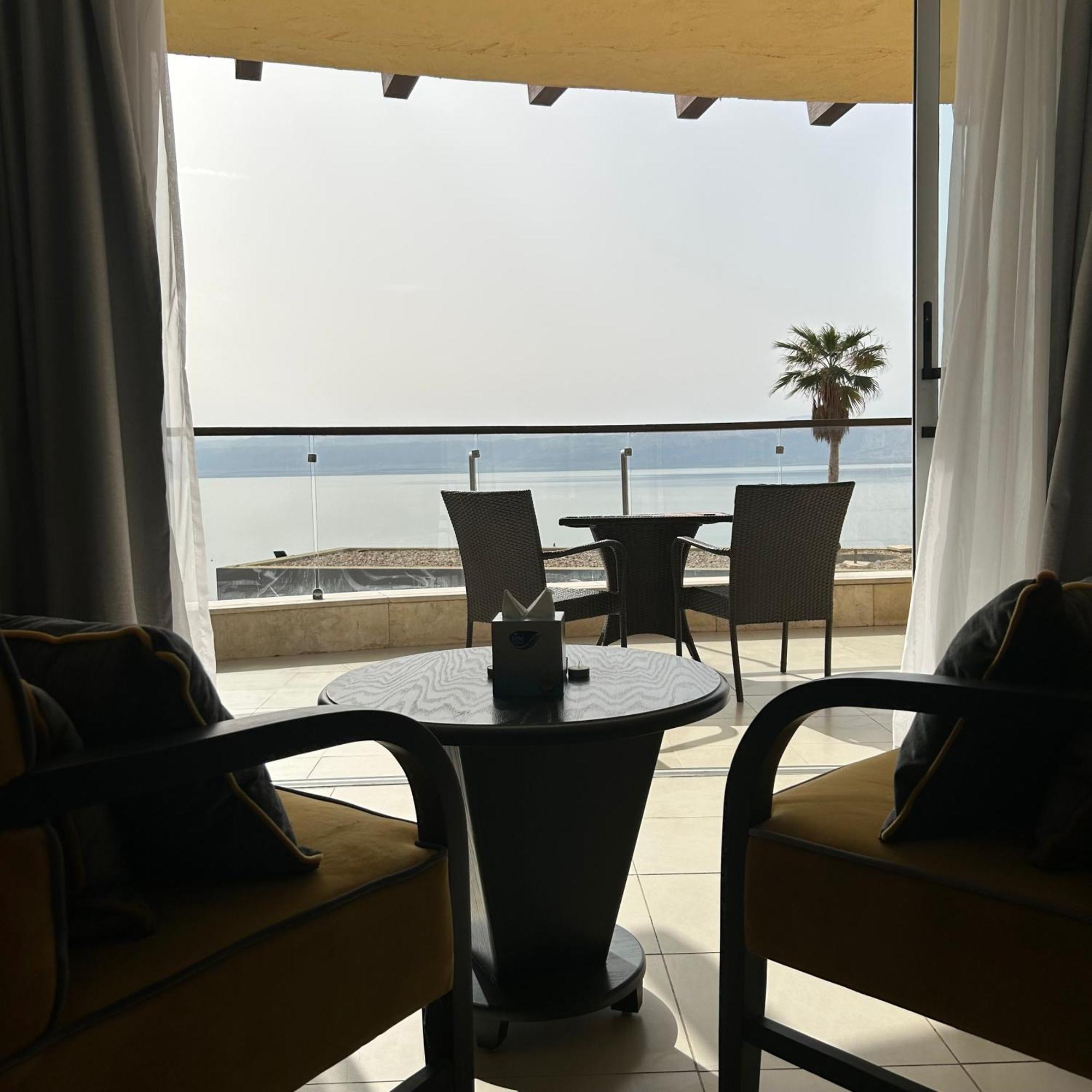 Zimmer mit Kingsize-Bett und Meerblick
