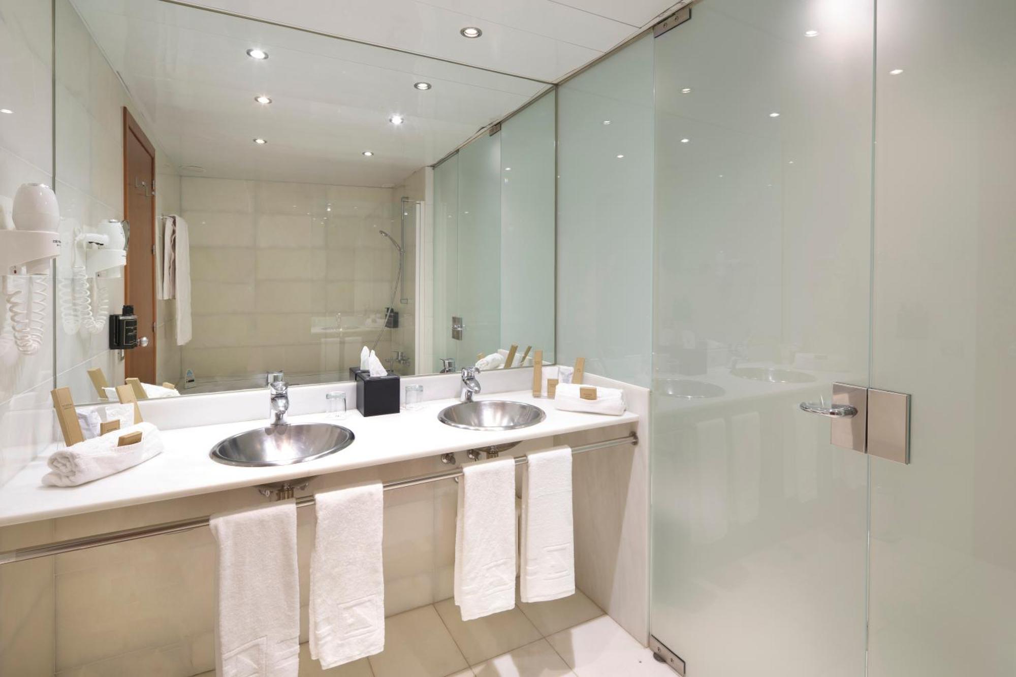 Queen Suite Spa Bath,1584394605:JPEG