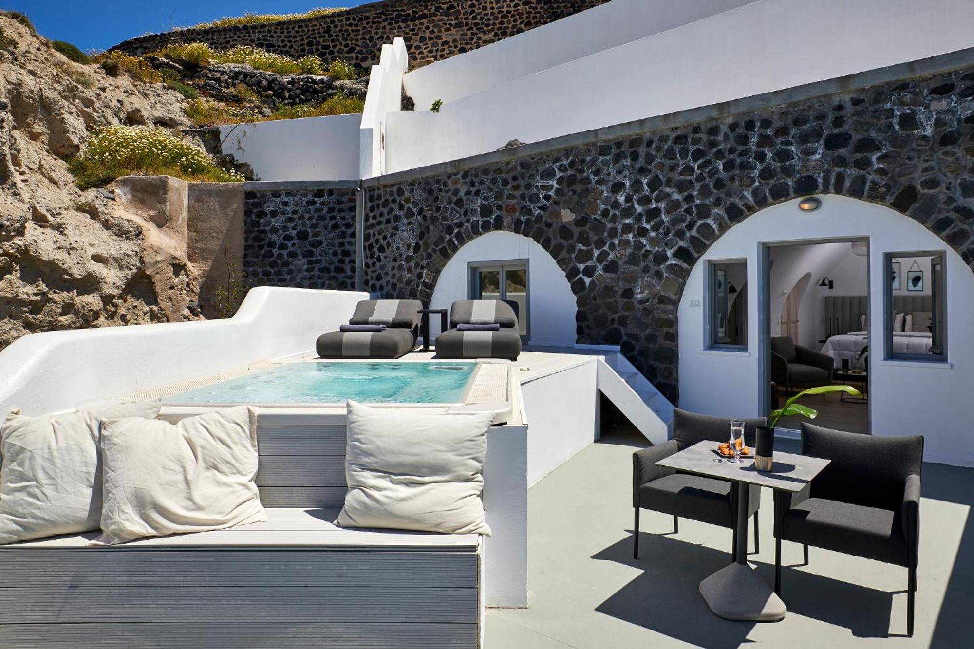 Honeymoon suite plunge pool & Caldera View