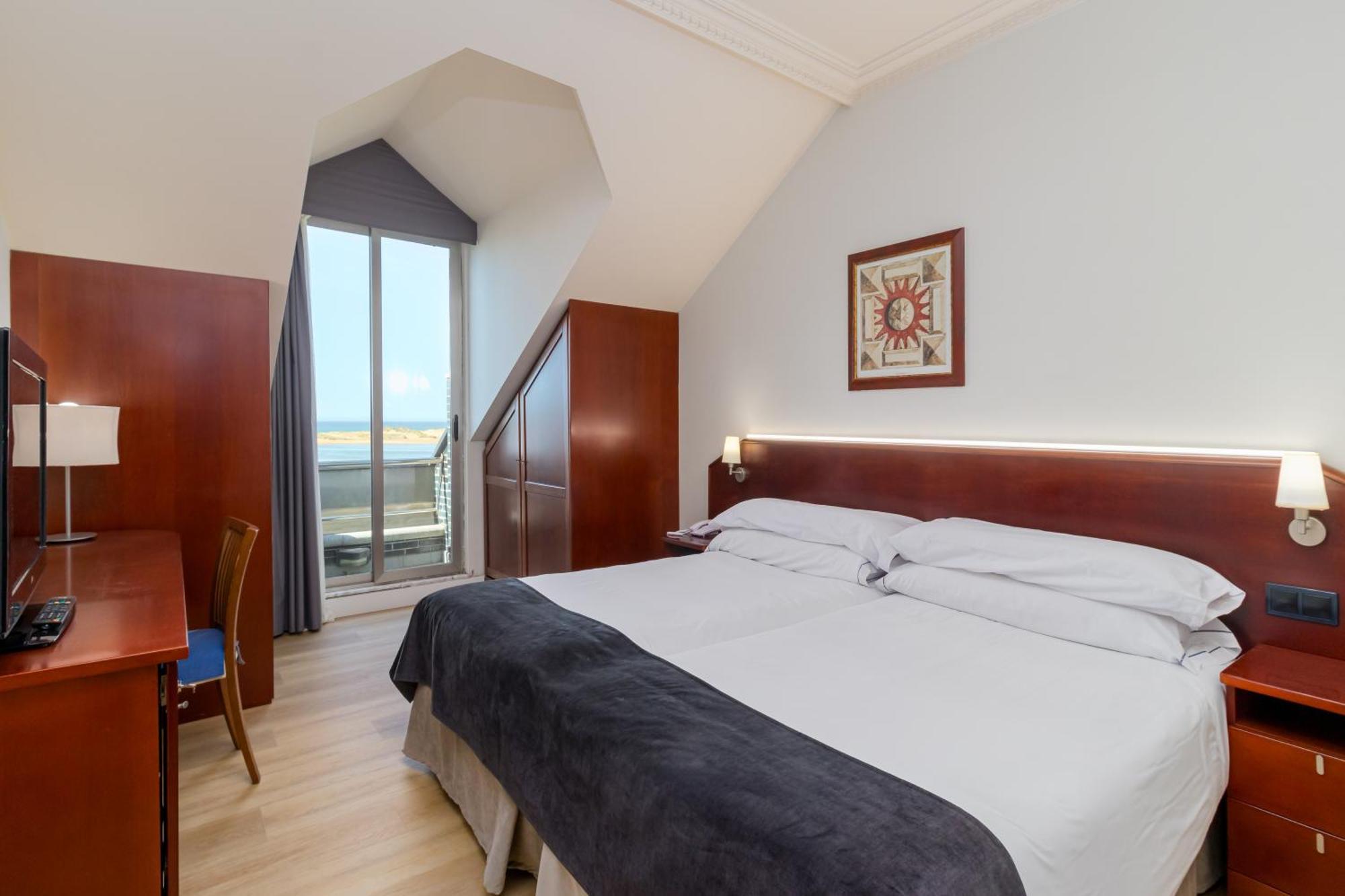 Dúplex con habitaciones comunicadas, jacuzzi, vistas al mar y acceso al spa