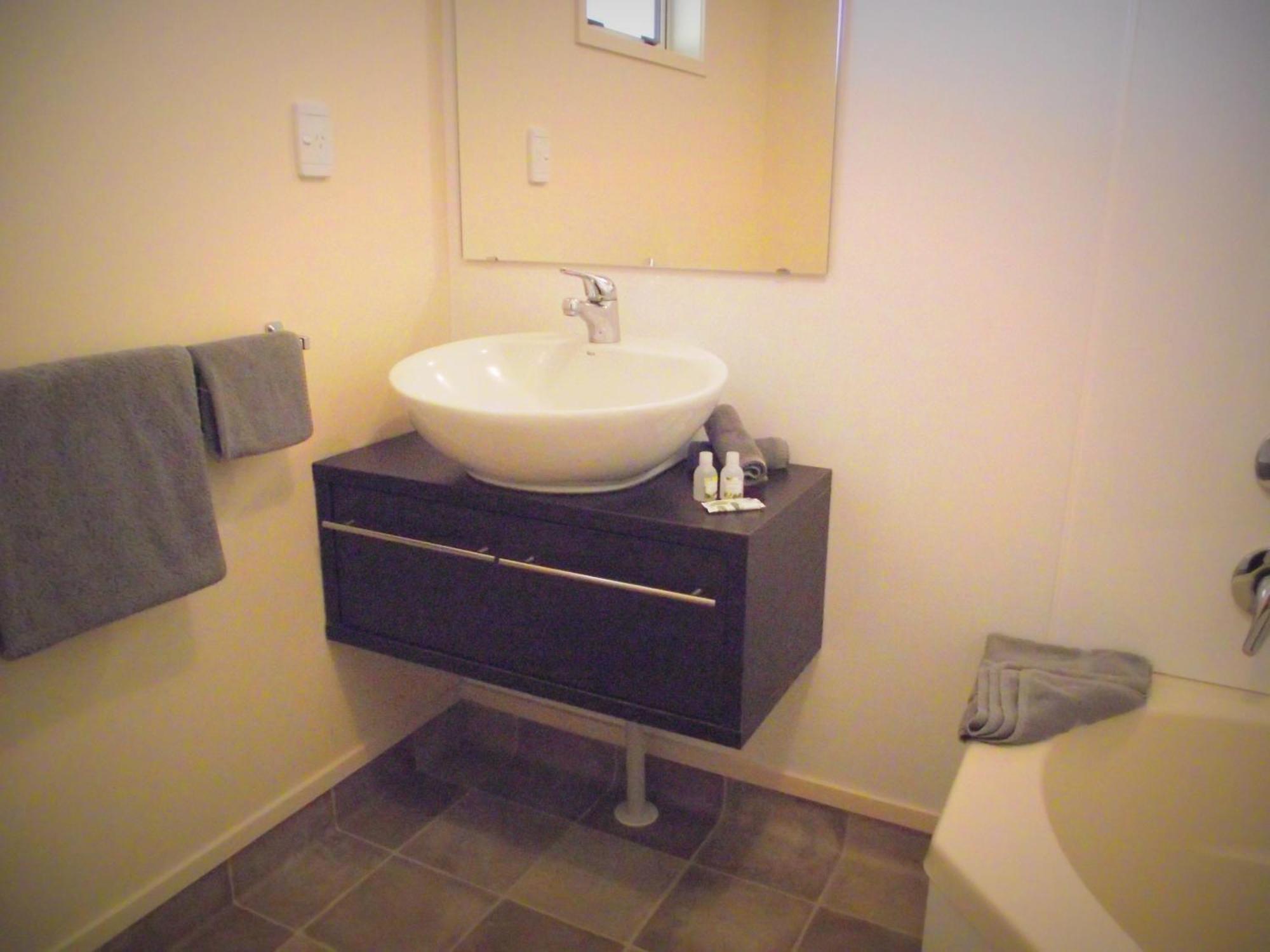 Deluxe Studio Spa Bath