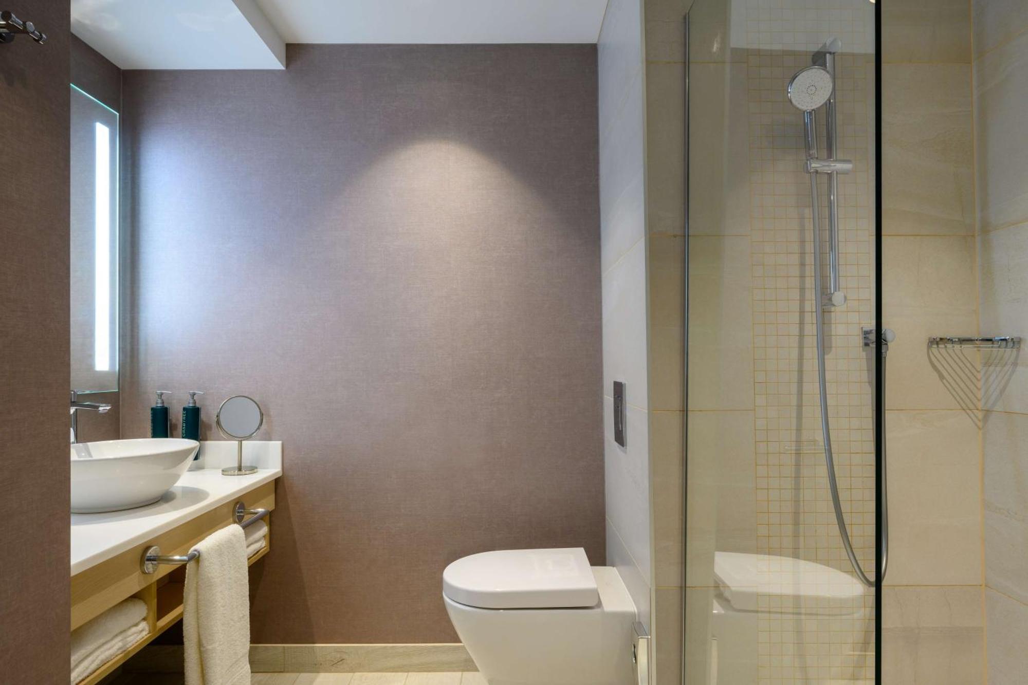 Queen Guest Room