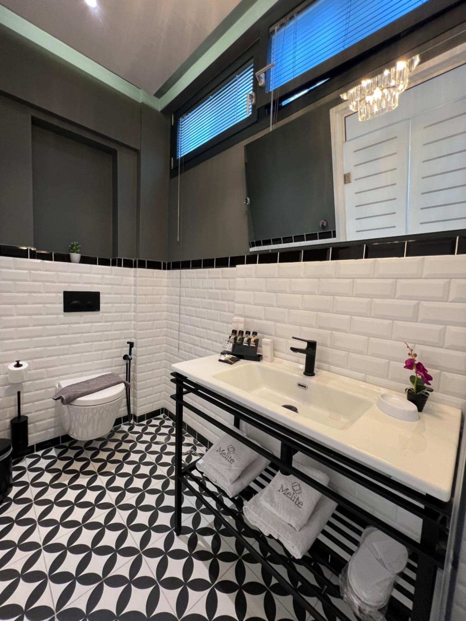 Deluxe Semi-Basement Room