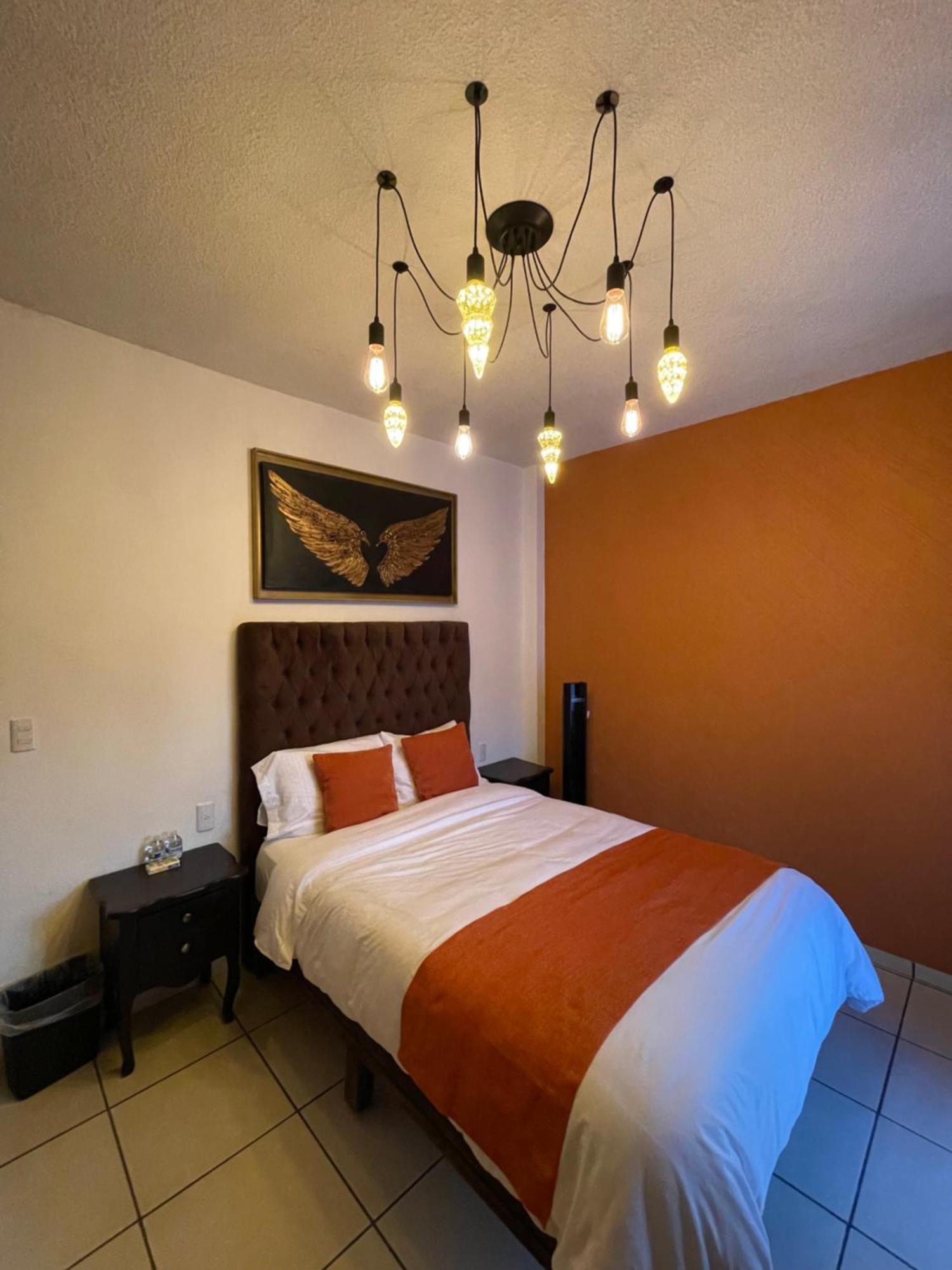 Habitación con cama grande y balcón