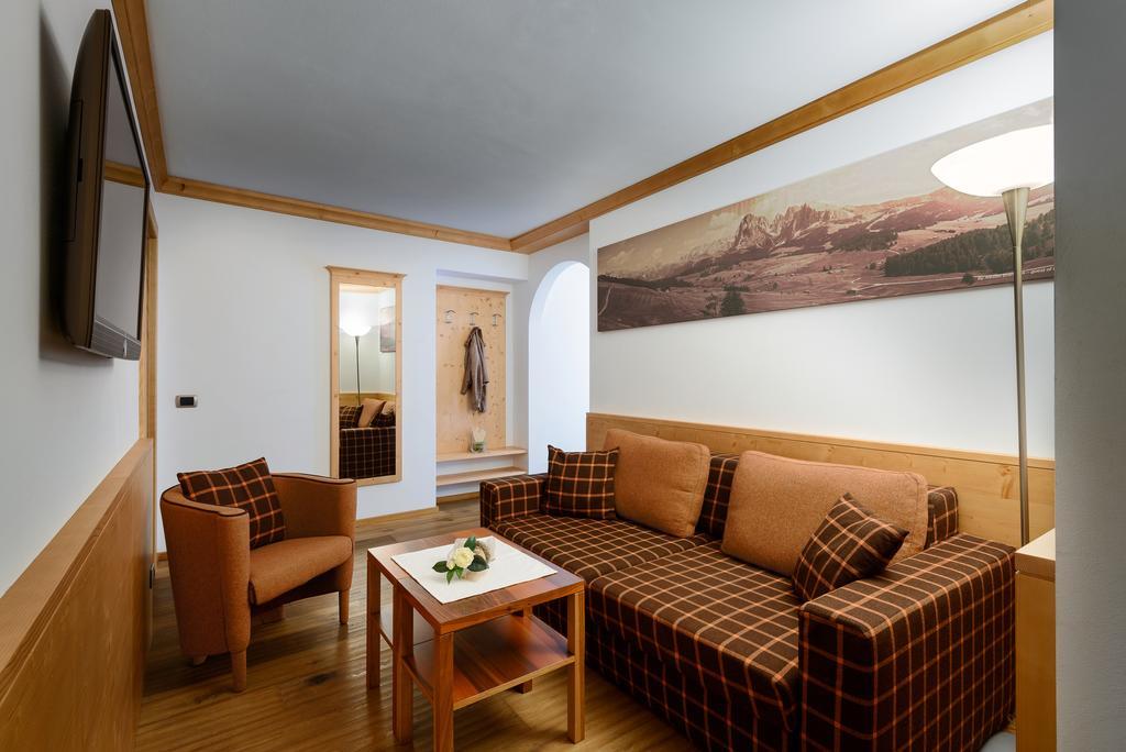 Three-Bedroom Apartment Balcony,761637112:JPEG