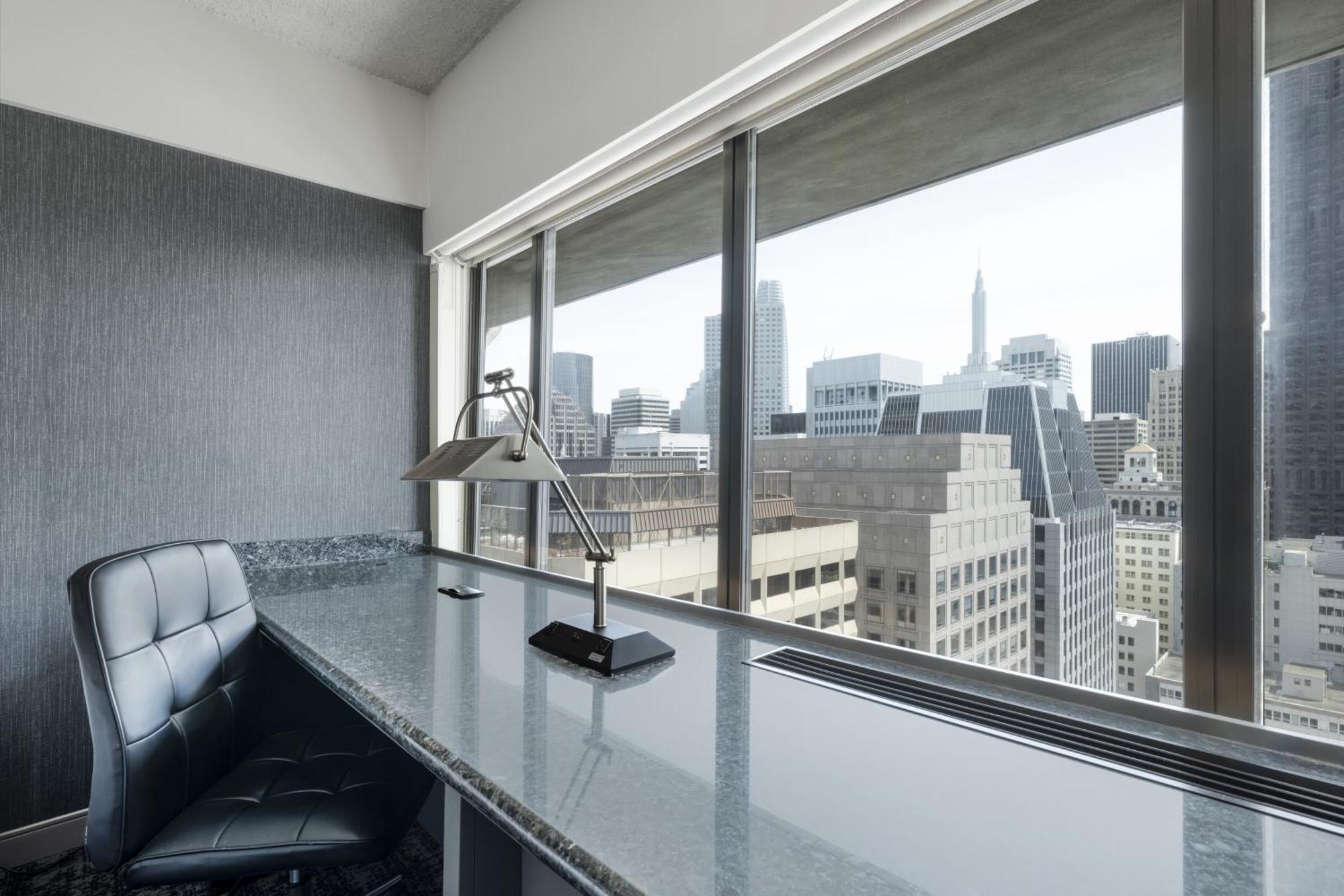 Chambre Double de Luxe avec 2 Lits Doubles et Vue sur Ville
