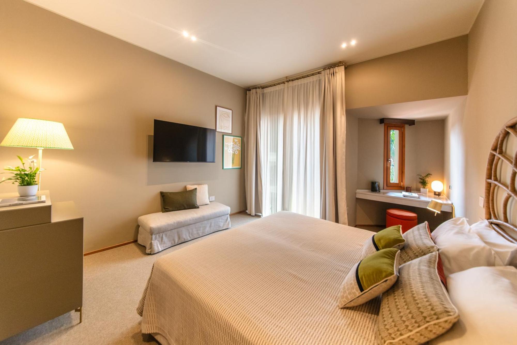 Deluxe Room,1566946934:JPEG