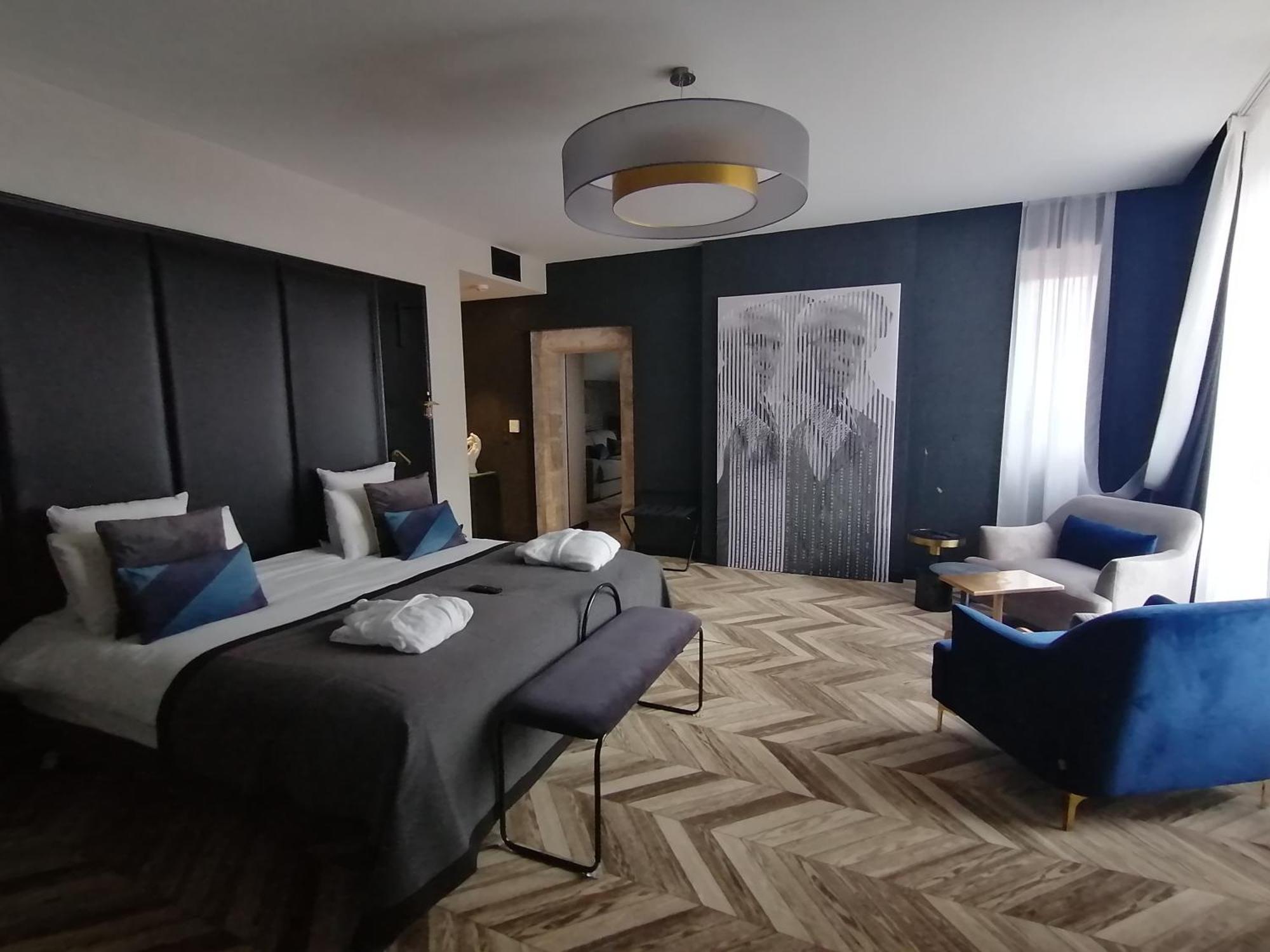 Deluxe Suite One Double Bed Sofa