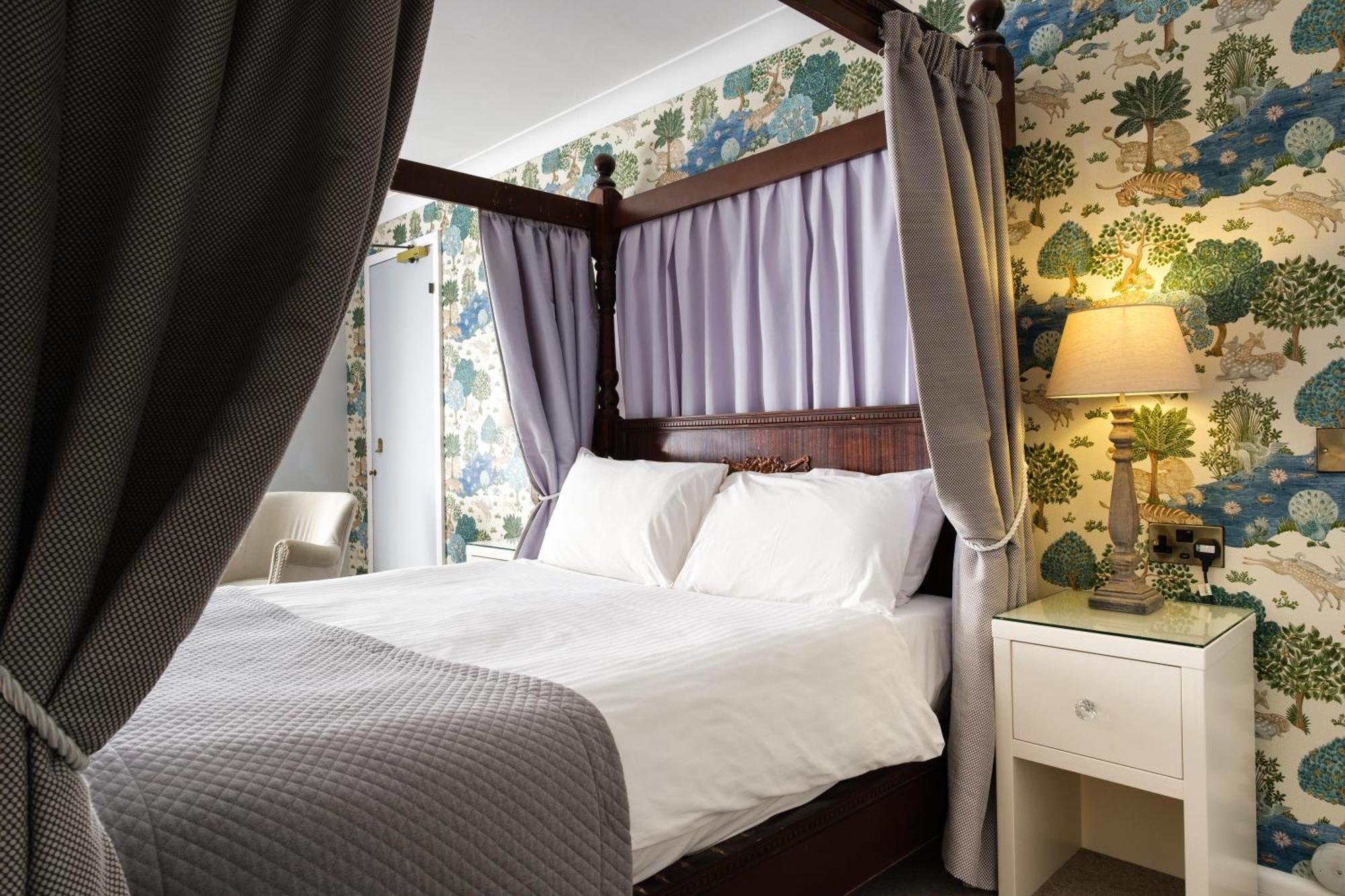 Superior Double Room Four Poster Bed Non-Smoking