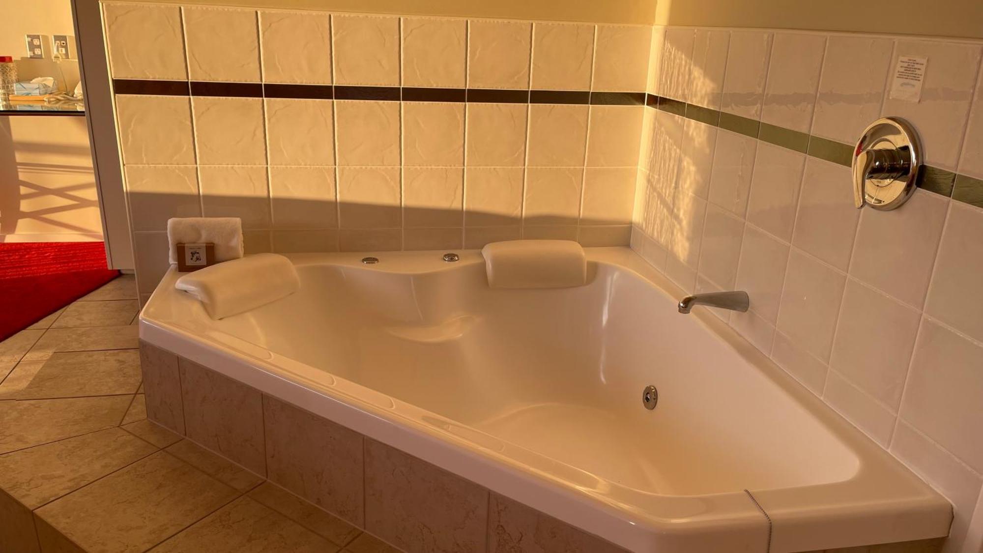 Deluxe Suite Spa Bath