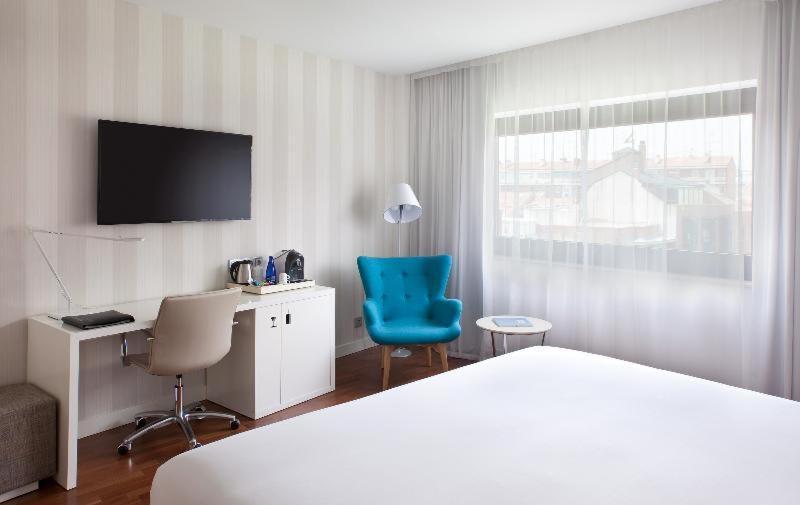 Family Connecting Room with Extra Bed (3 Adults + 2 Children)