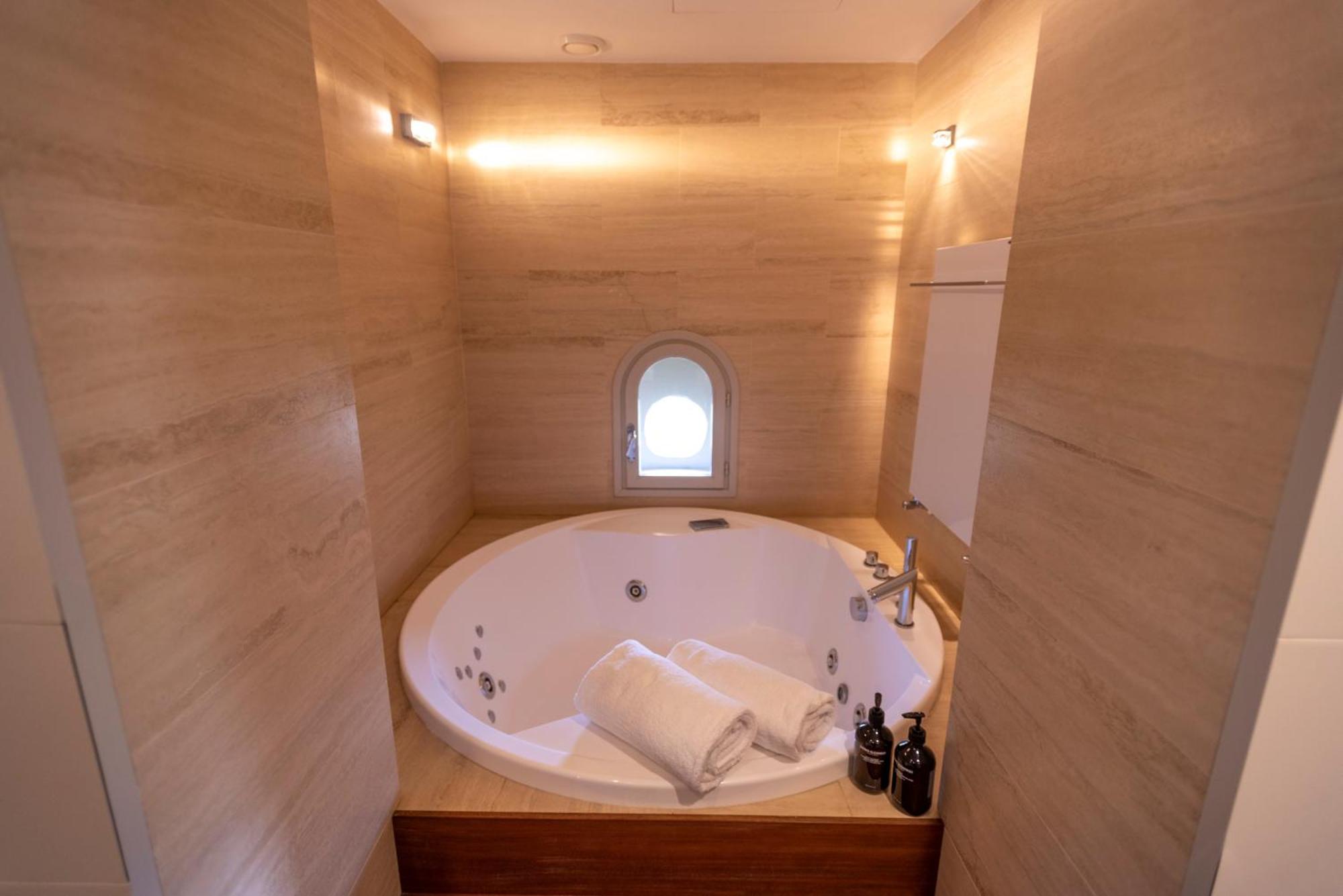 Deluxe Suite with Spa Bath and Spa Access