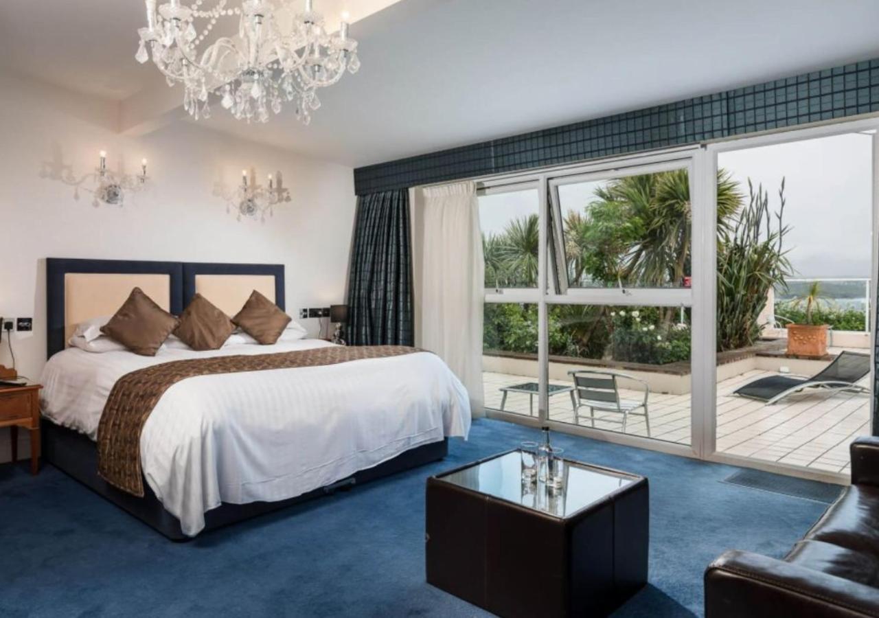 Zimmer mit Poolblick