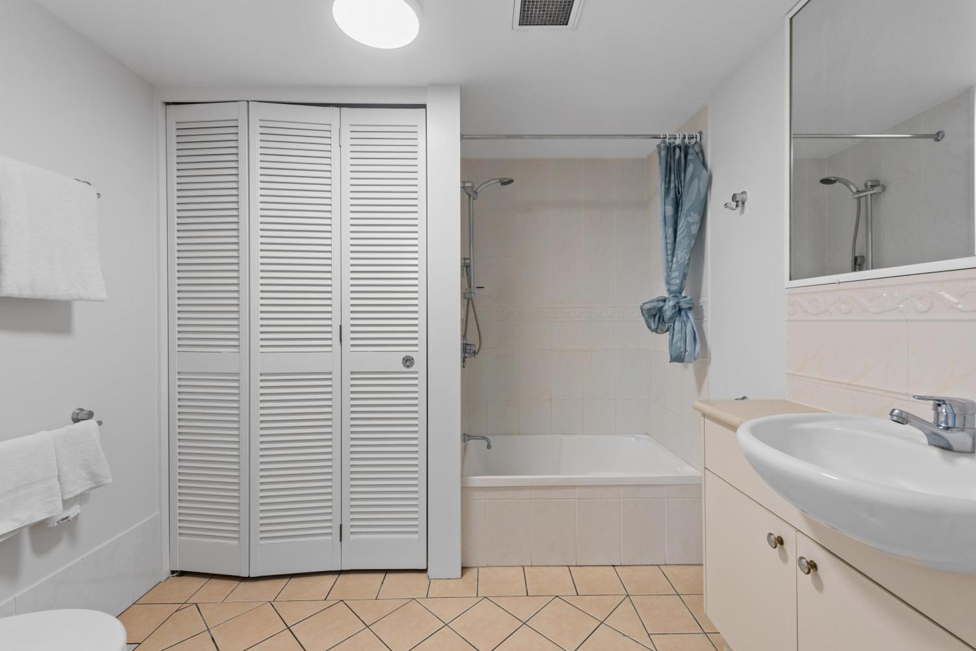Two-Bedroom Apartment 2 Queen Beds