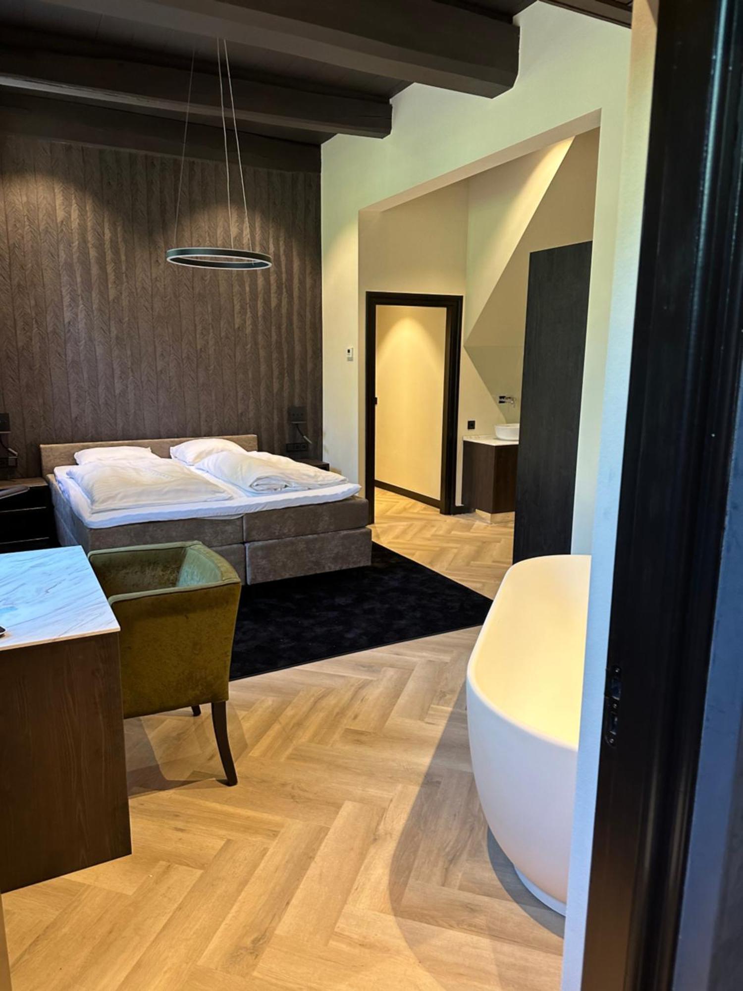 Deluxe Double Room Bath