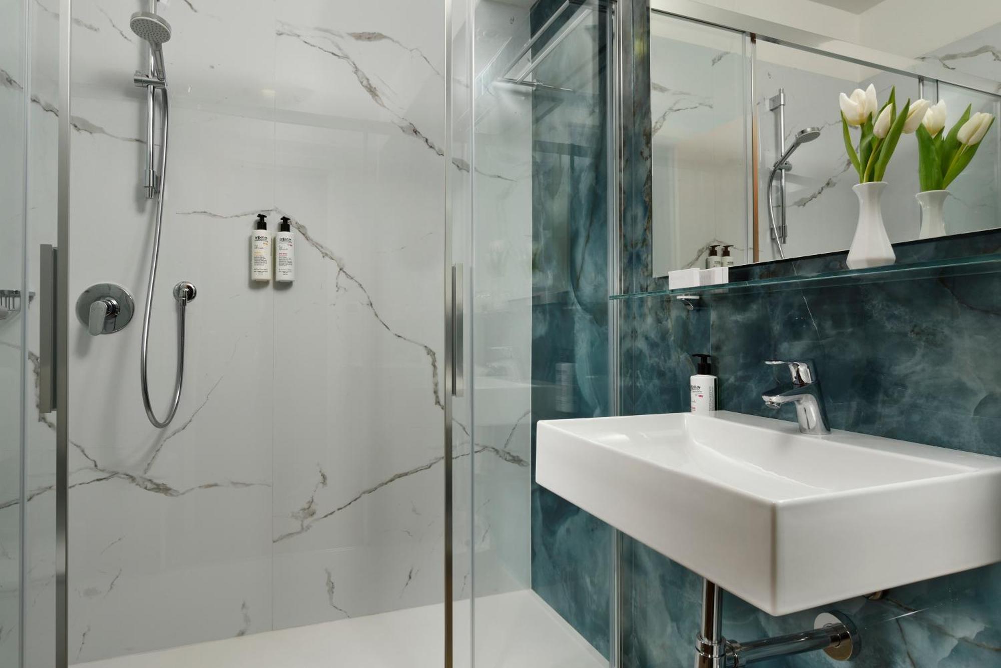 Standard Double Room Partial Lake View Spa access,1591487012:JPEG