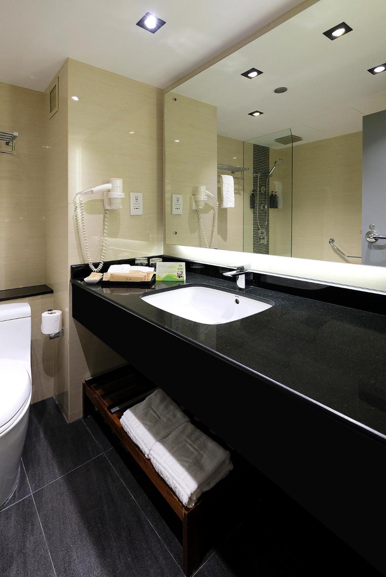 Deluxe Twin Room with City View (Non-smoking)