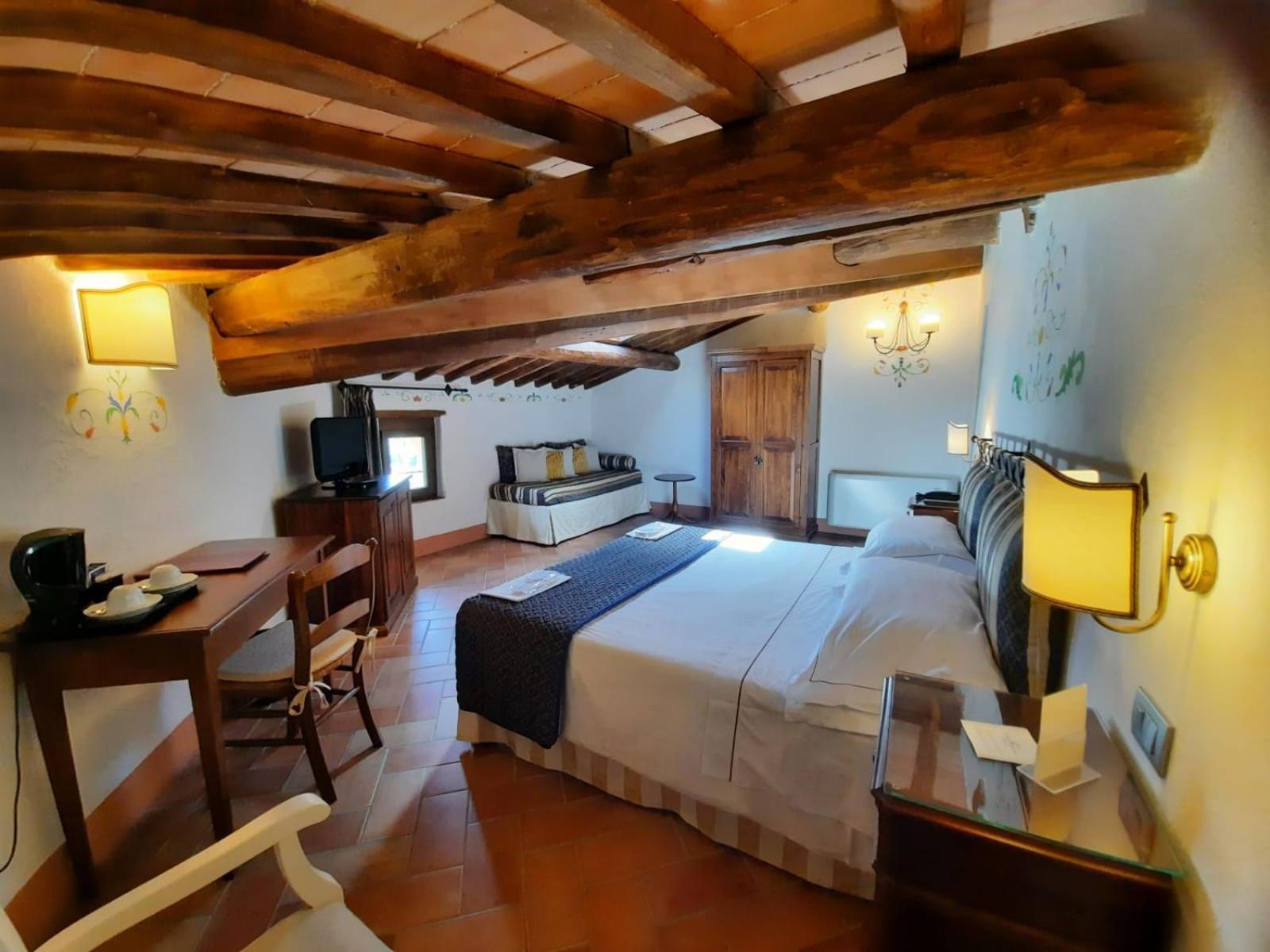 Zimmer mit Queensize-Bett im Dachgeschoss