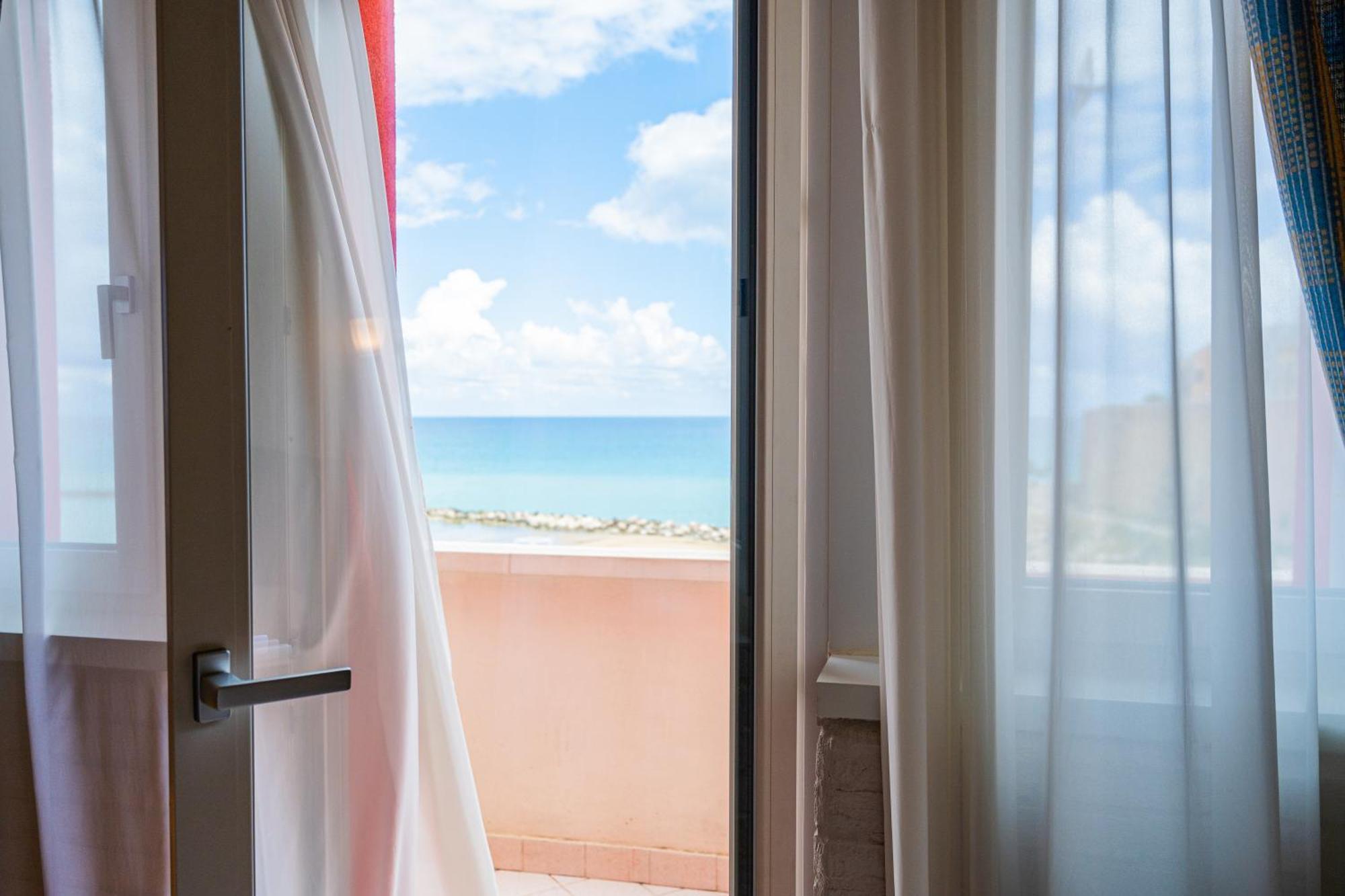Deluxe Double or Twin Room Sea View,1592897757:JPEG