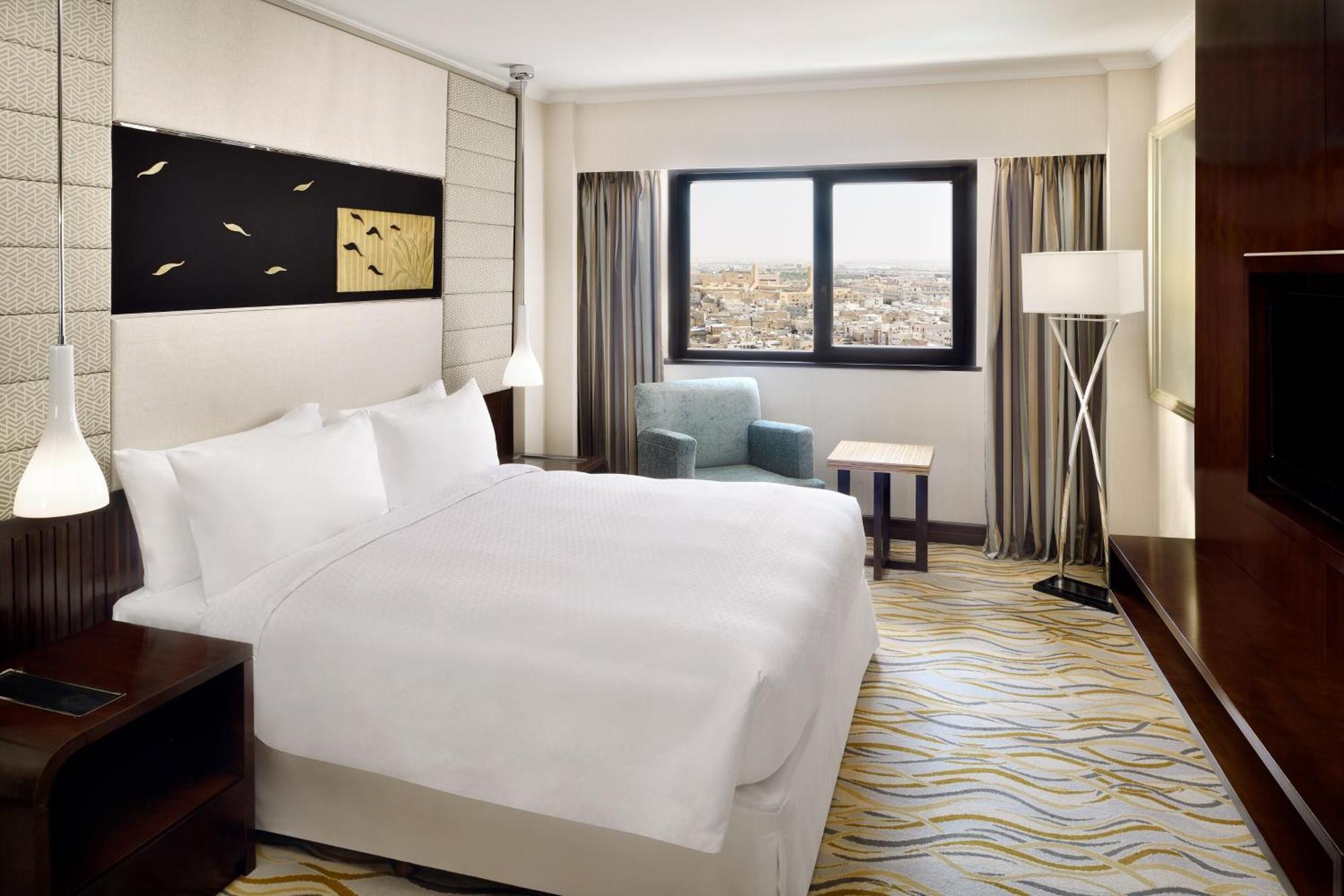 Traditional Guest room with King Bed and City view