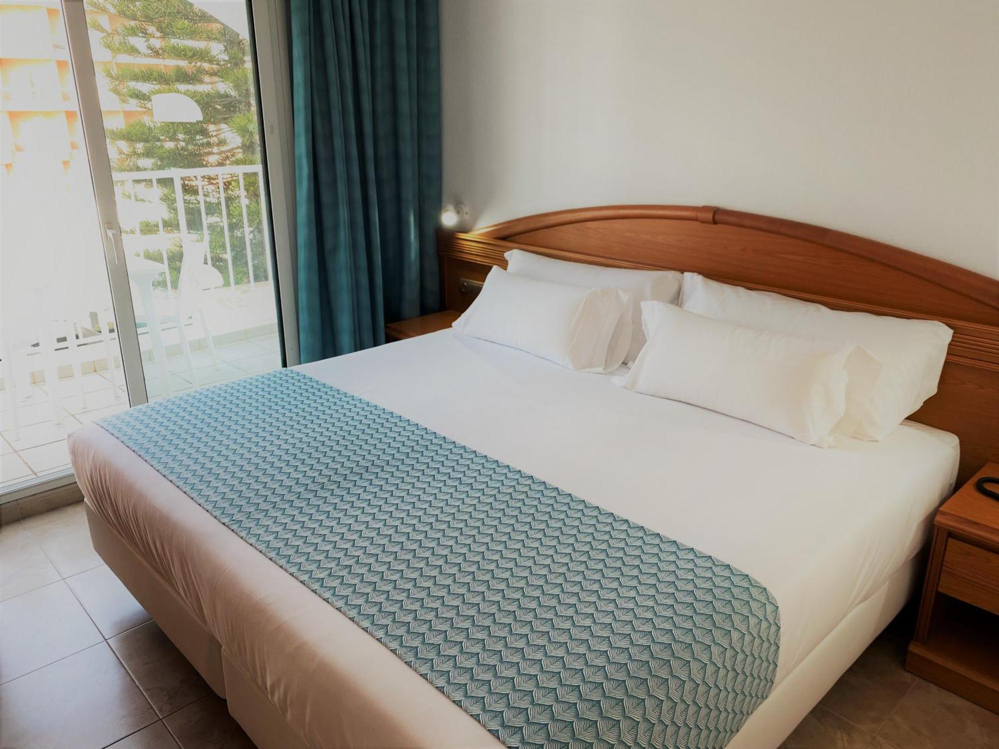 One Bedroom Apartment with Lateral Sea View