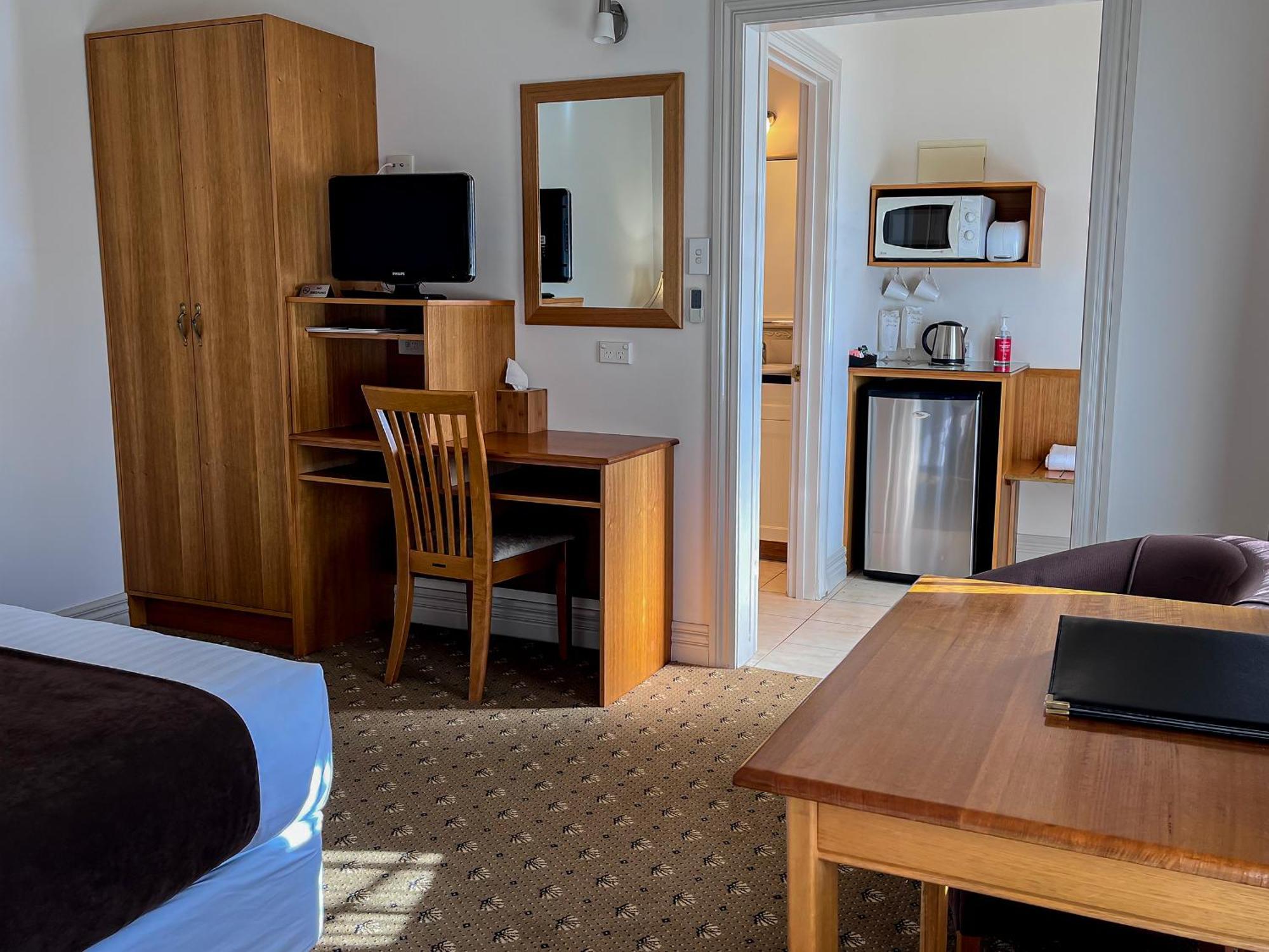 Deluxe Queen Suite