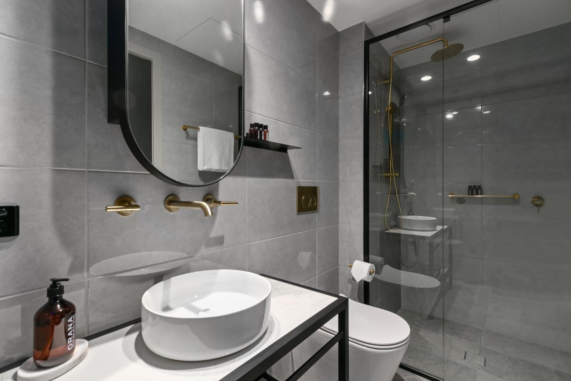One-Bedroom Apartment King Bed