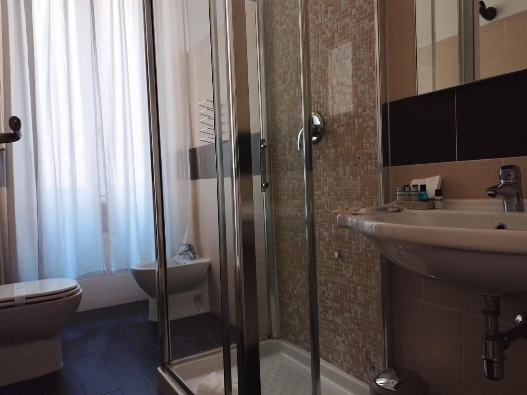 Comfort Triple Room Shower