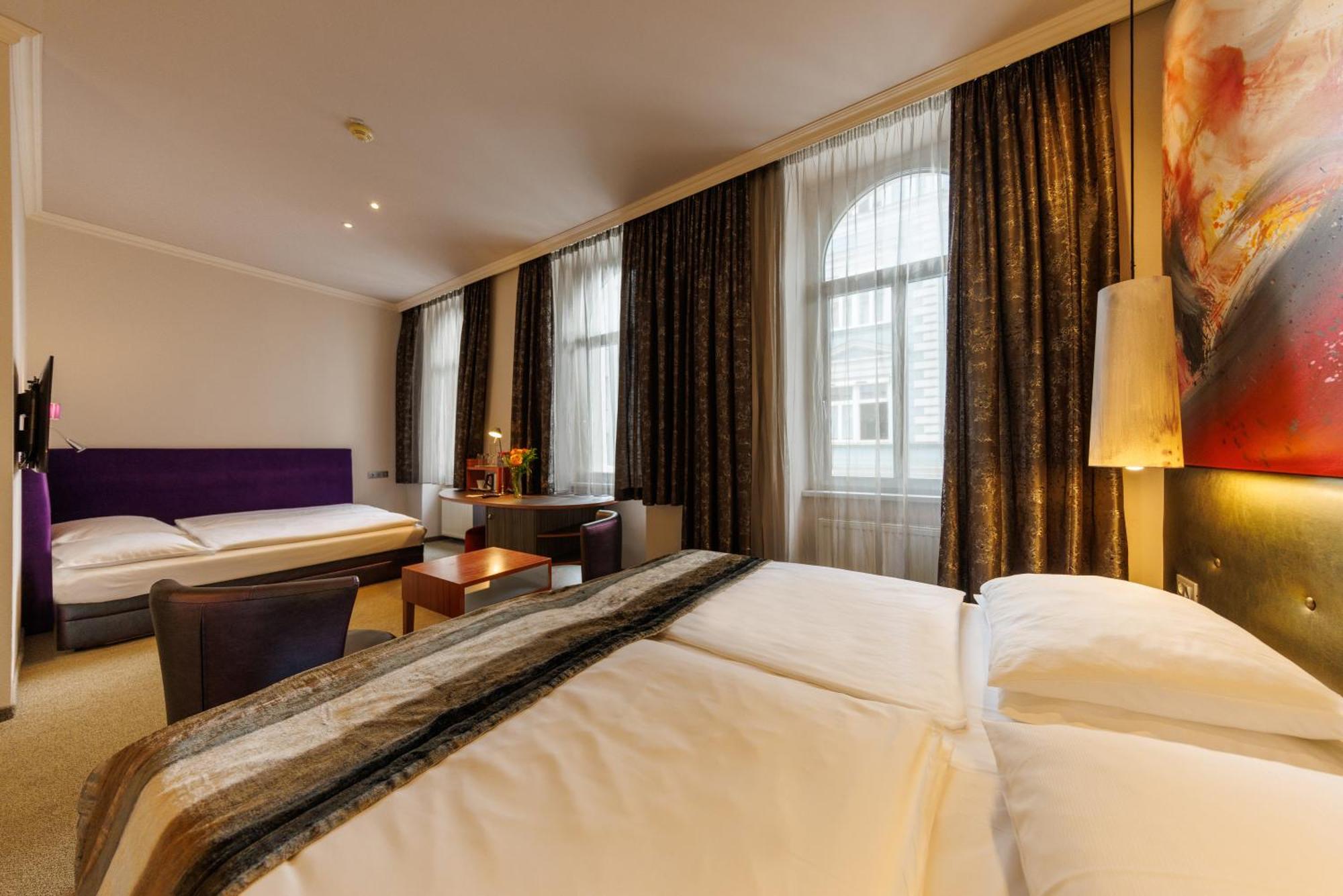 Deluxe Vierbettzimmer mit Straßenblick
