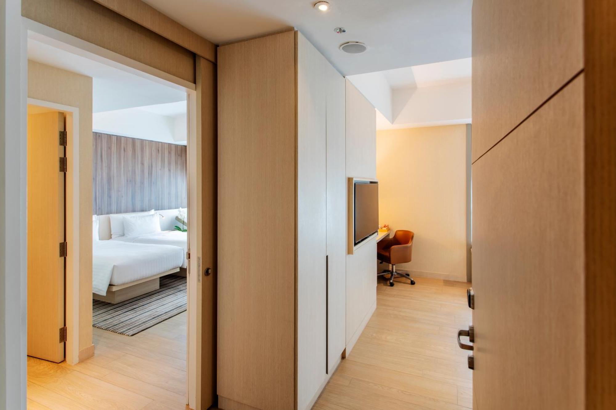 Connecting Room