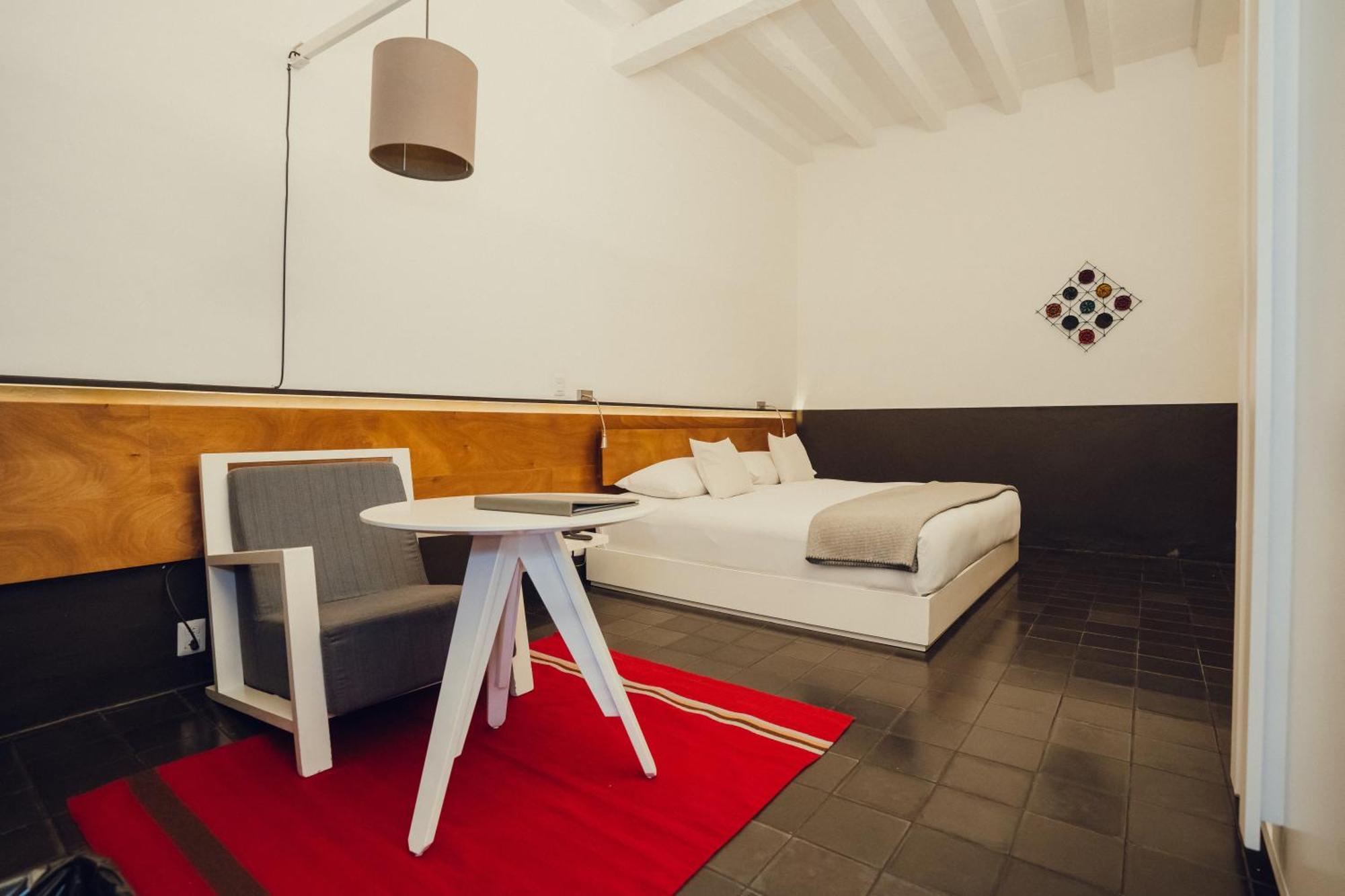 Habitación con cama extragrande.