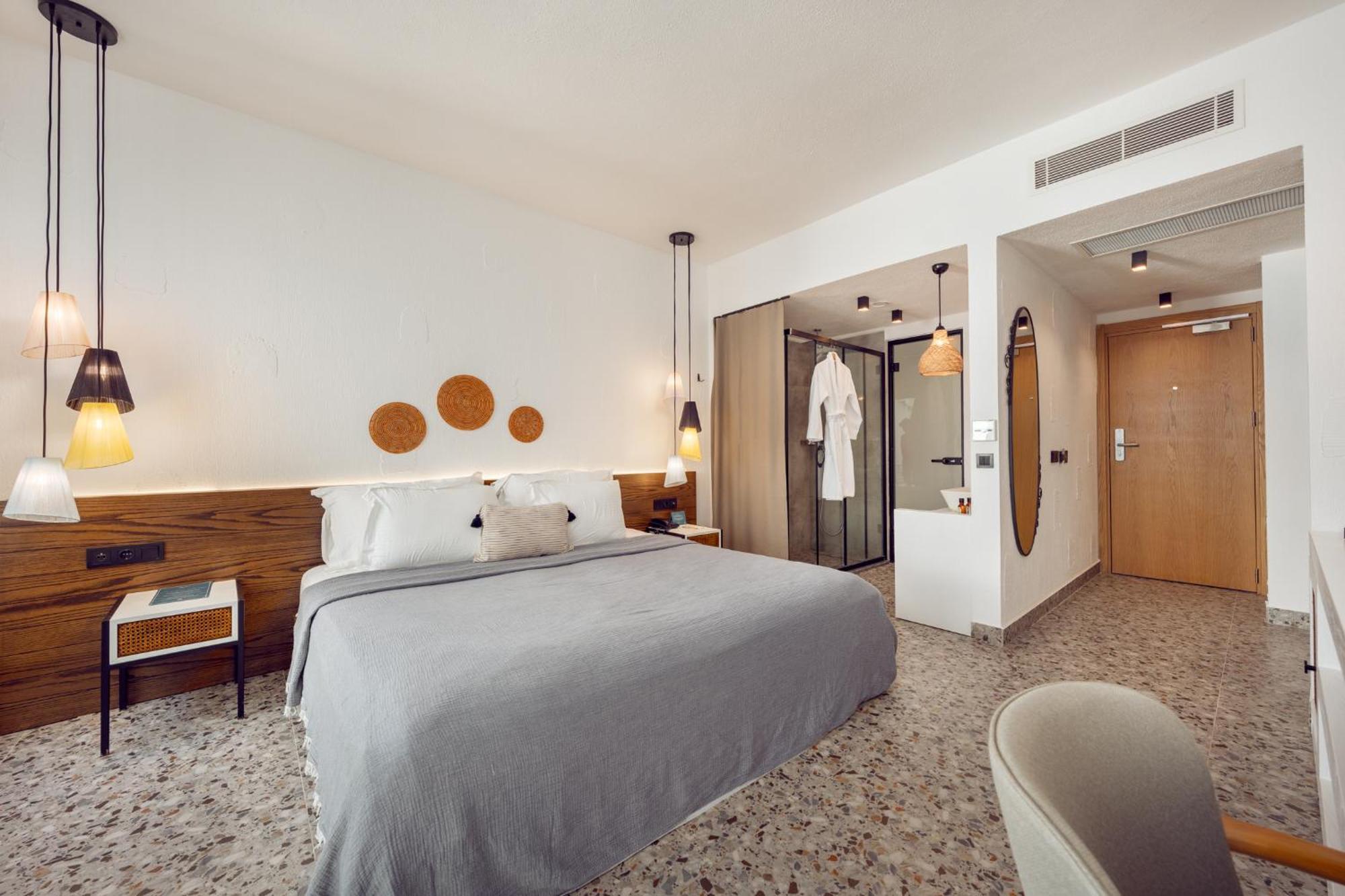 Swim-Up Suite