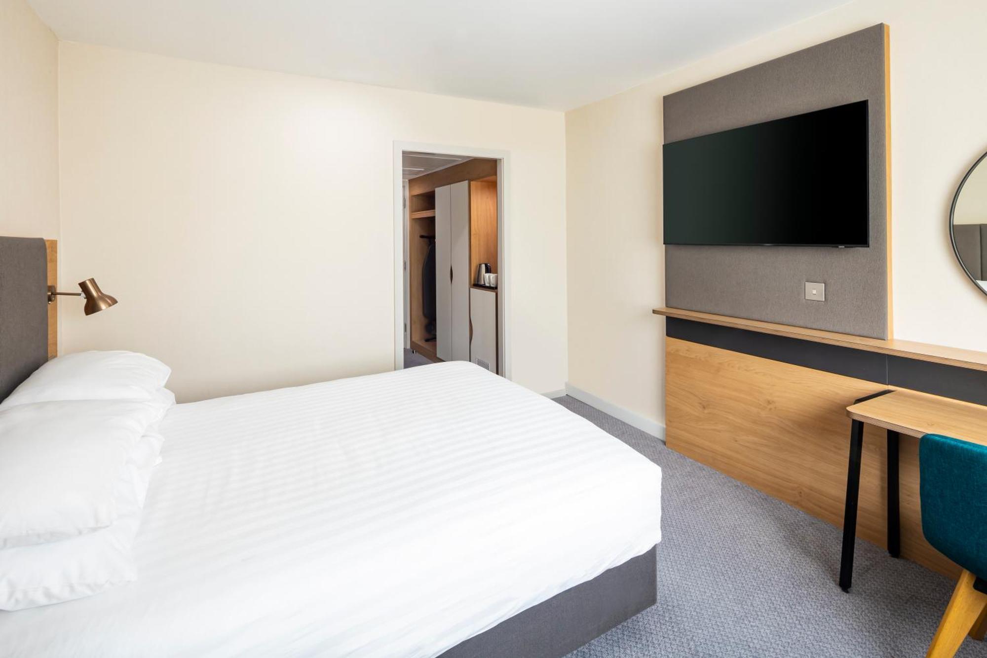 Standard Queen Room