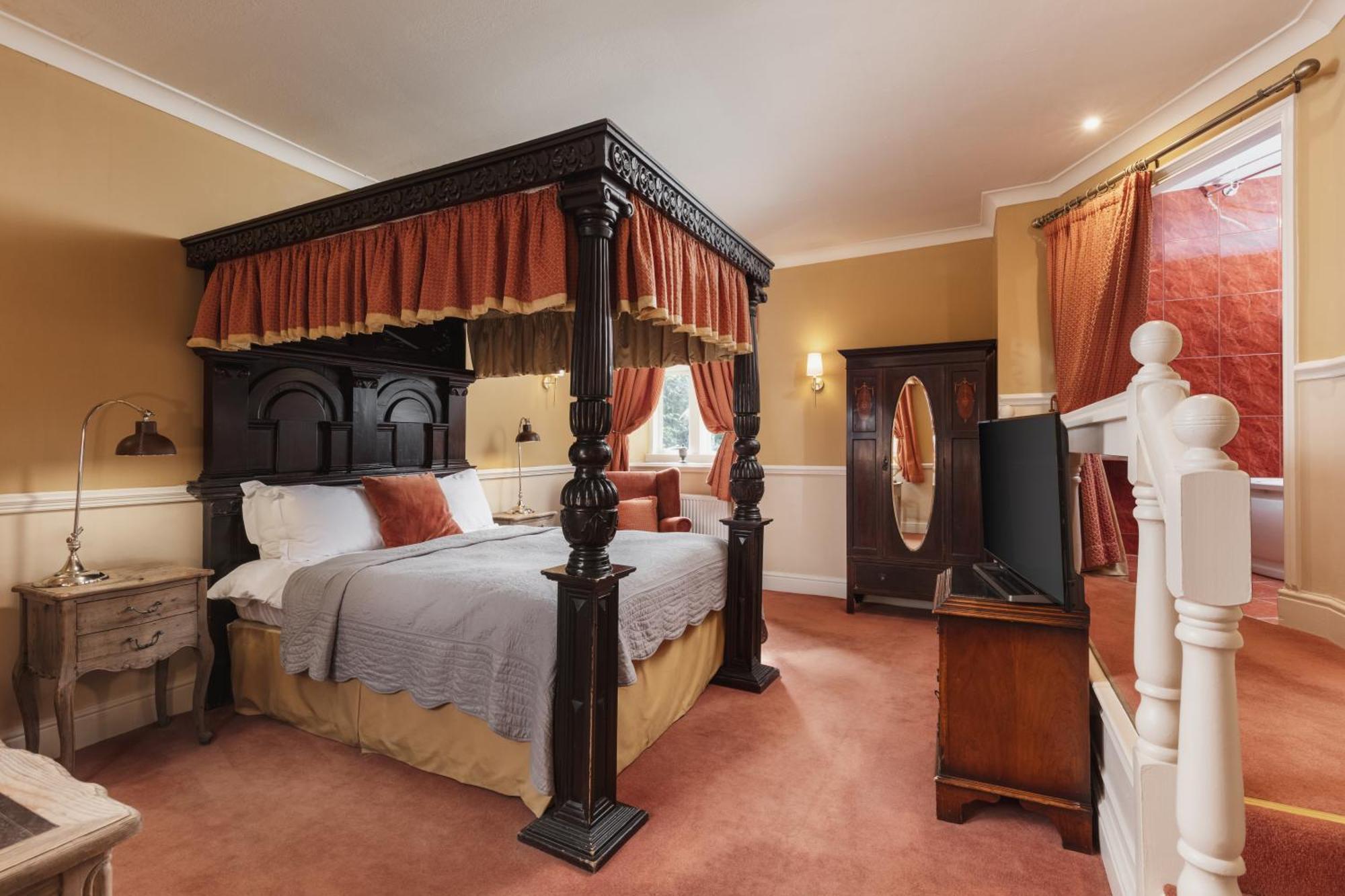 Courtyard Feature Room
