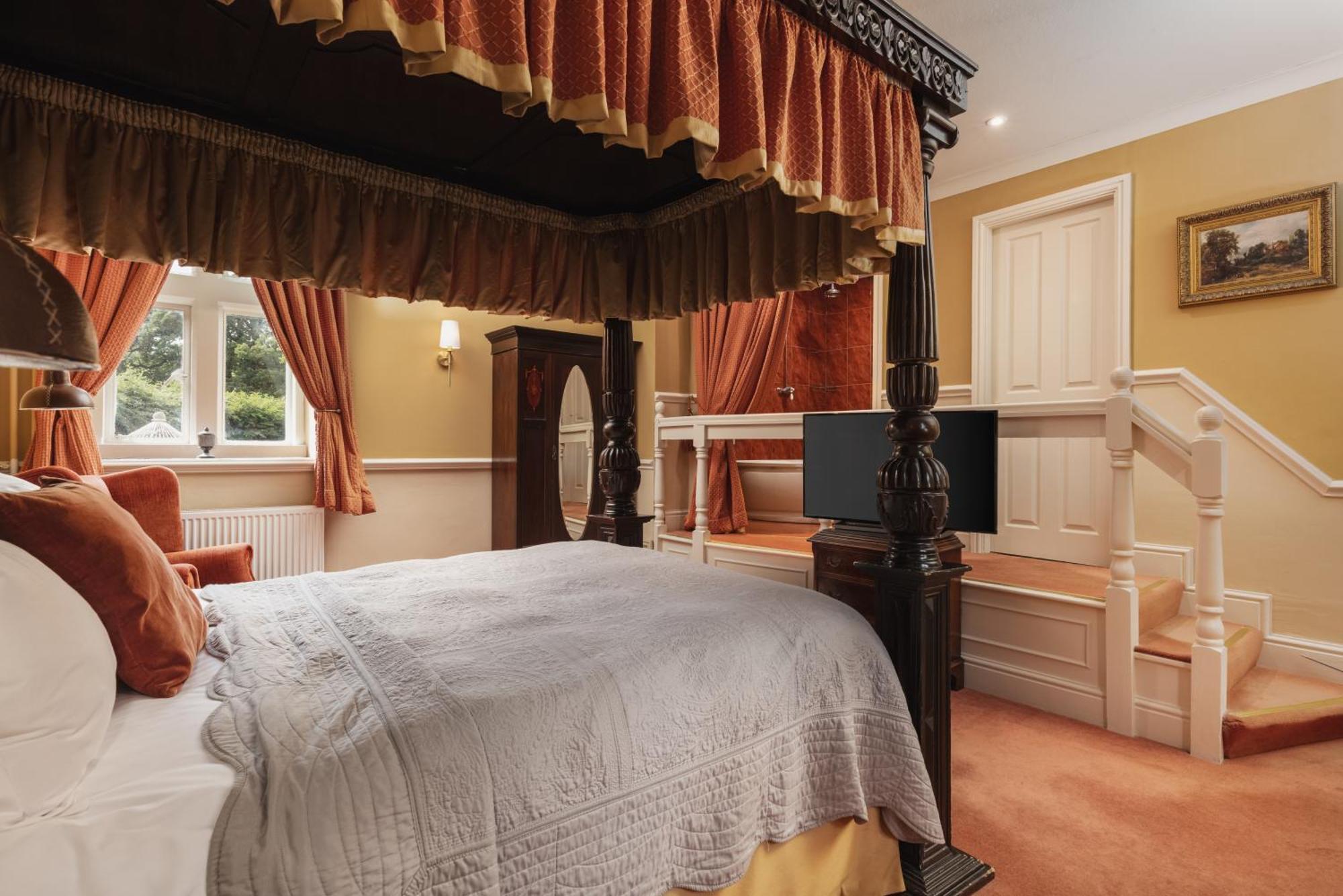 Courtyard Feature Room
