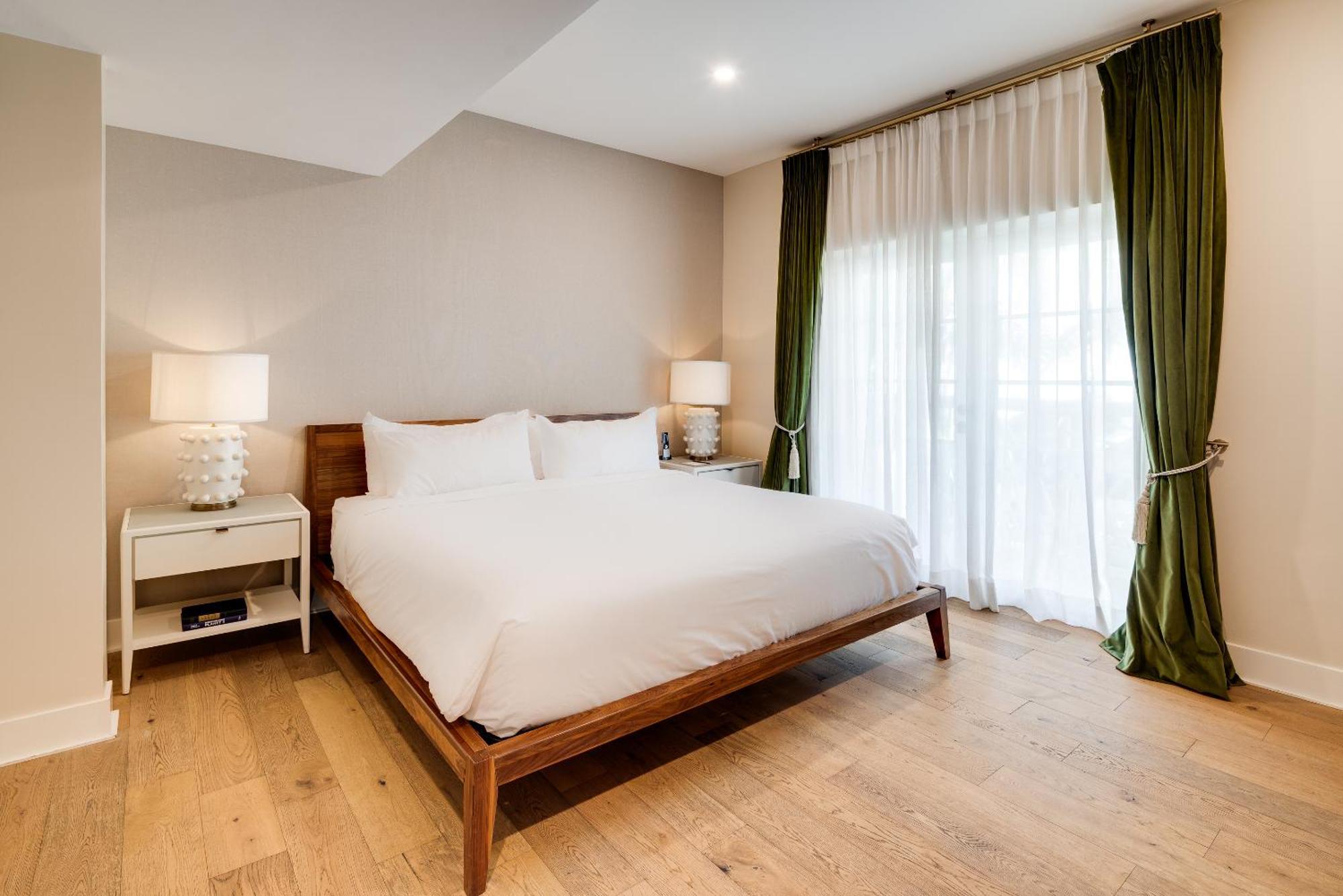 Suite Junior con cama extragrande y balcón